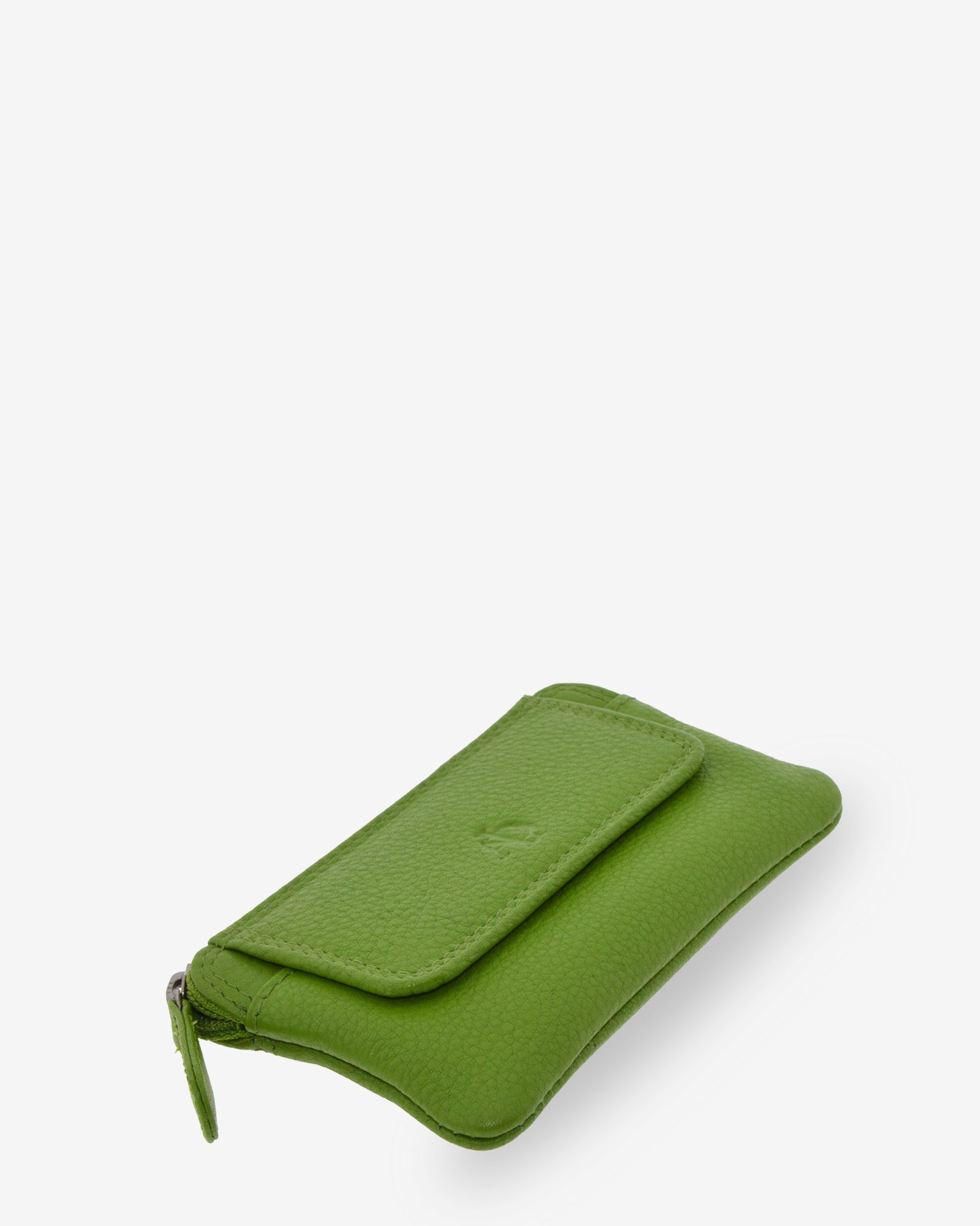 Monedero fino 8078 en color matcha, visto desde arriba en tres cuartos con solapa frontal y cremallera superior.
