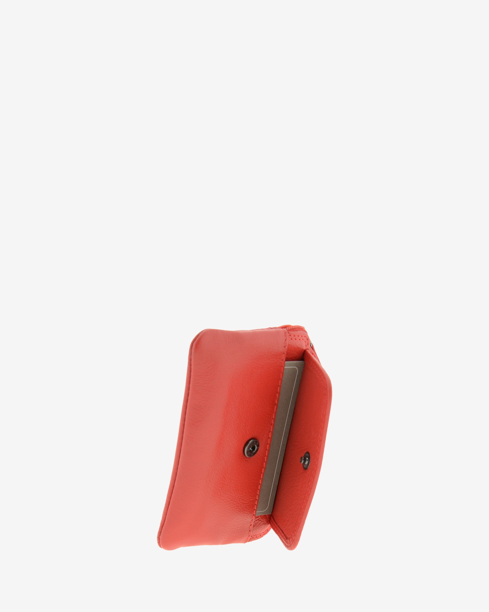 Monedero fino 8078 en color rojo, vista exterior con la solapa abierta, cierre de botón y tarjeta visible.