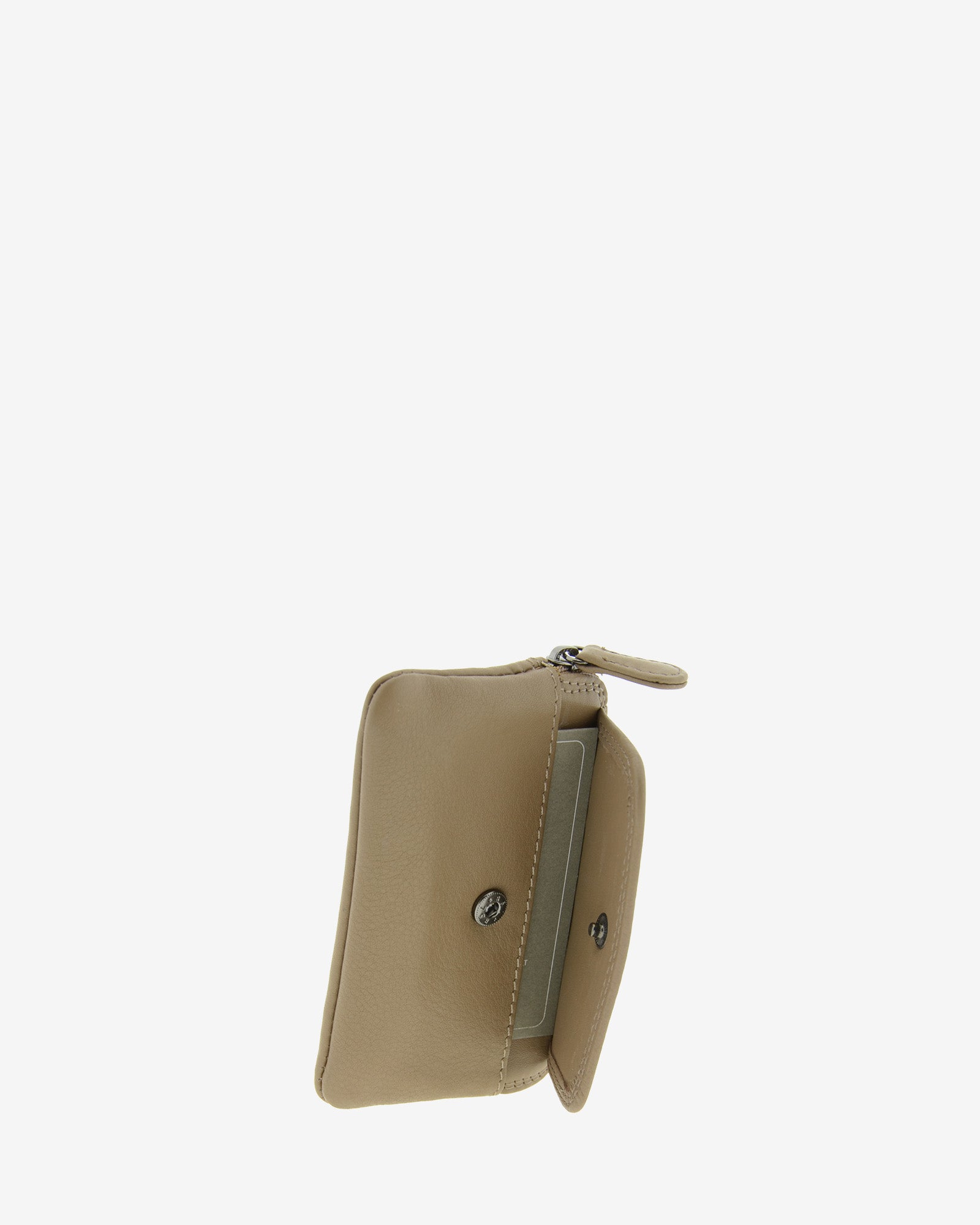 Monedero fino 8078 en color topo, vista exterior con la solapa abierta, cierre de botón y tarjeta visible.