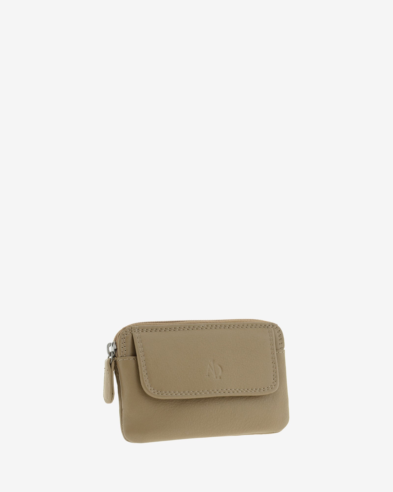 Monedero fino 8078 en color topo, vista tres cuartos frontal con solapa exterior.
