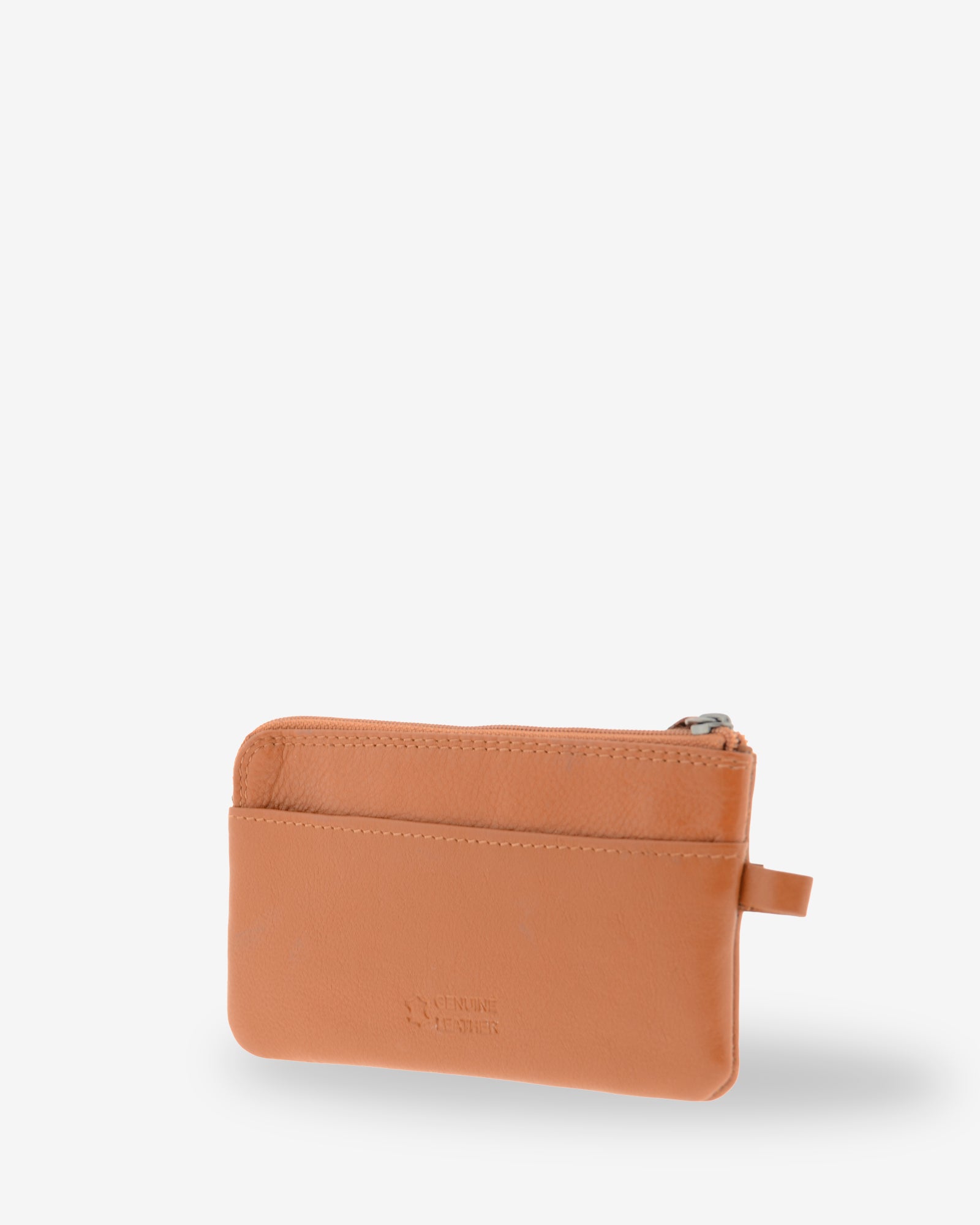 Monedero fino 8079 en color cuero, vista tres cuartos posterior con ranura exterior.