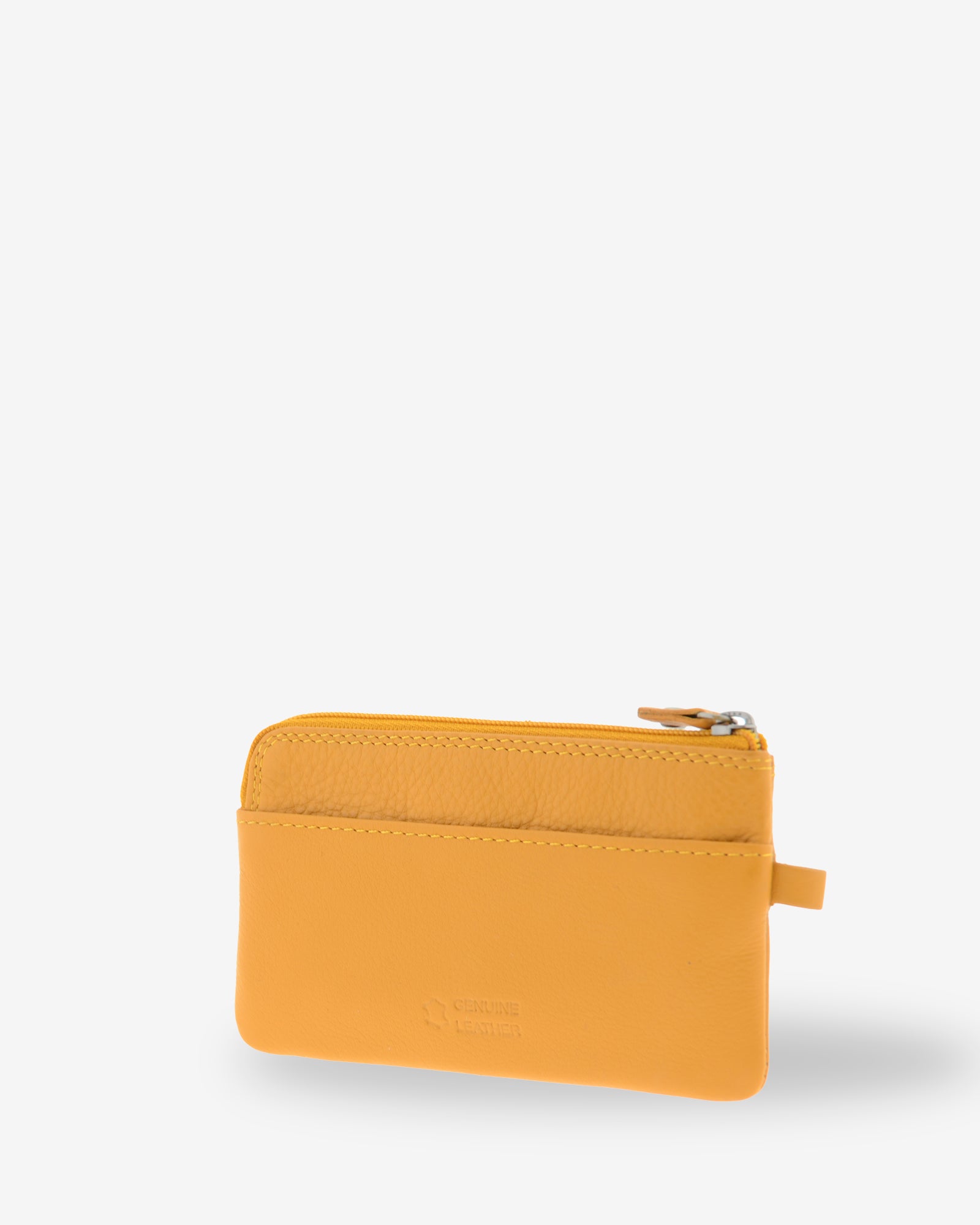 Monedero fino 8079 en color mostaza, vista tres cuartos posterior con ranura exterior.