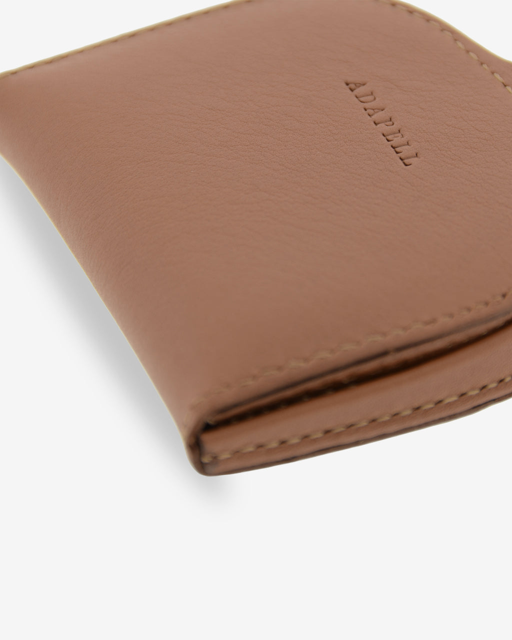 Monedero taco 8101 en color cuero, detalle frontal tumbado mostrando acabados y logo
