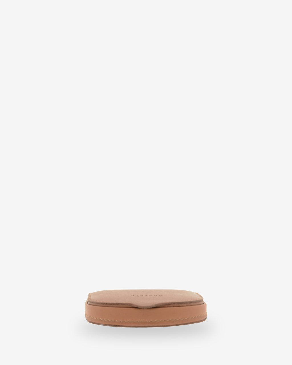 Monedero taco 8101 en color cuero, tumbado mostrando el perfil inferior y el borde cosido