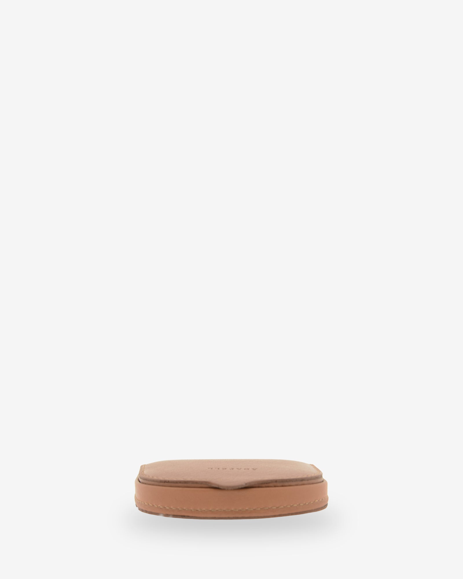 Monedero taco 8101 en color cuero, tumbado mostrando el perfil inferior y el borde cosido