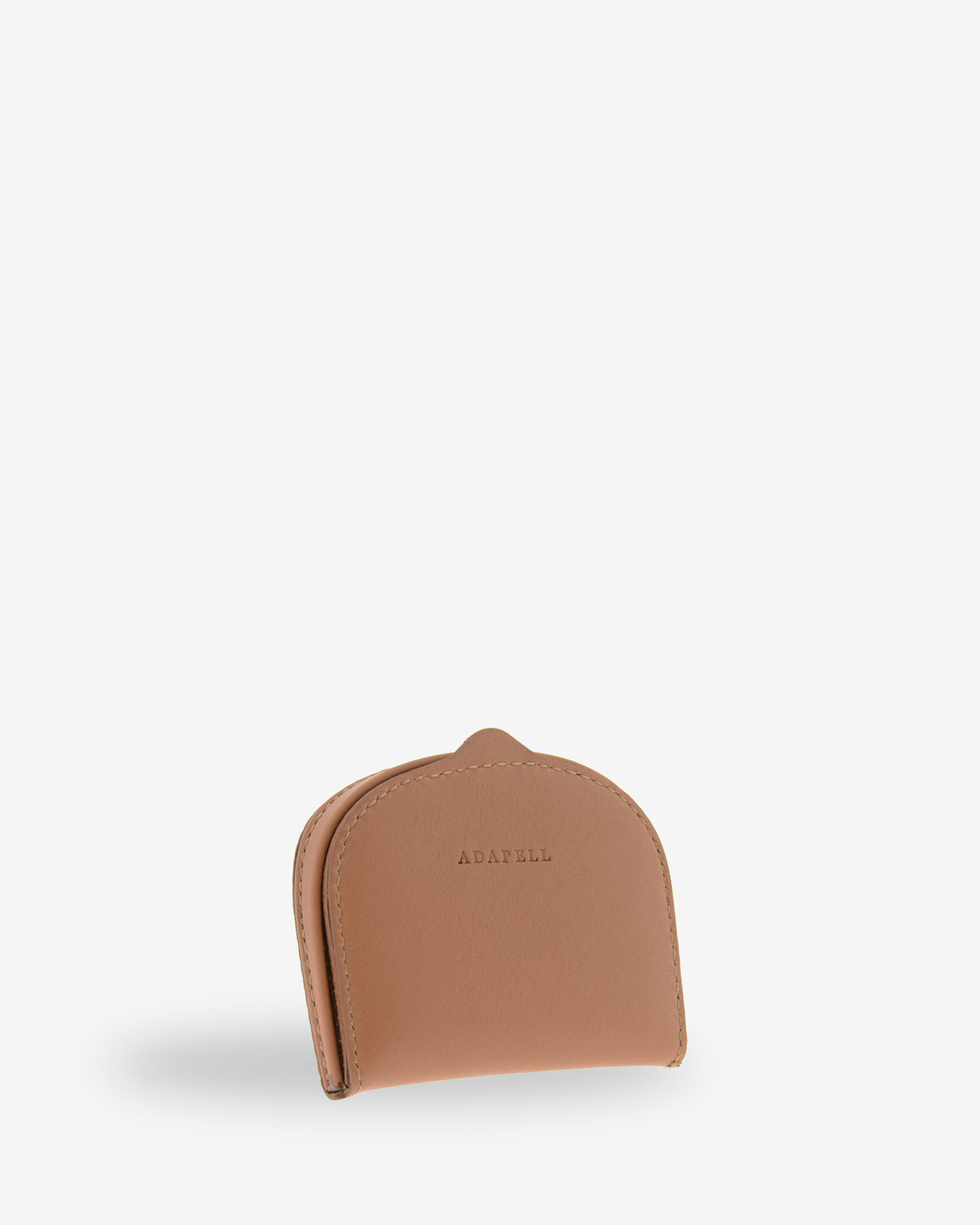 Monedero taco 8101 en color cuero, vista tres cuartos frontal con logo Adapell grabado