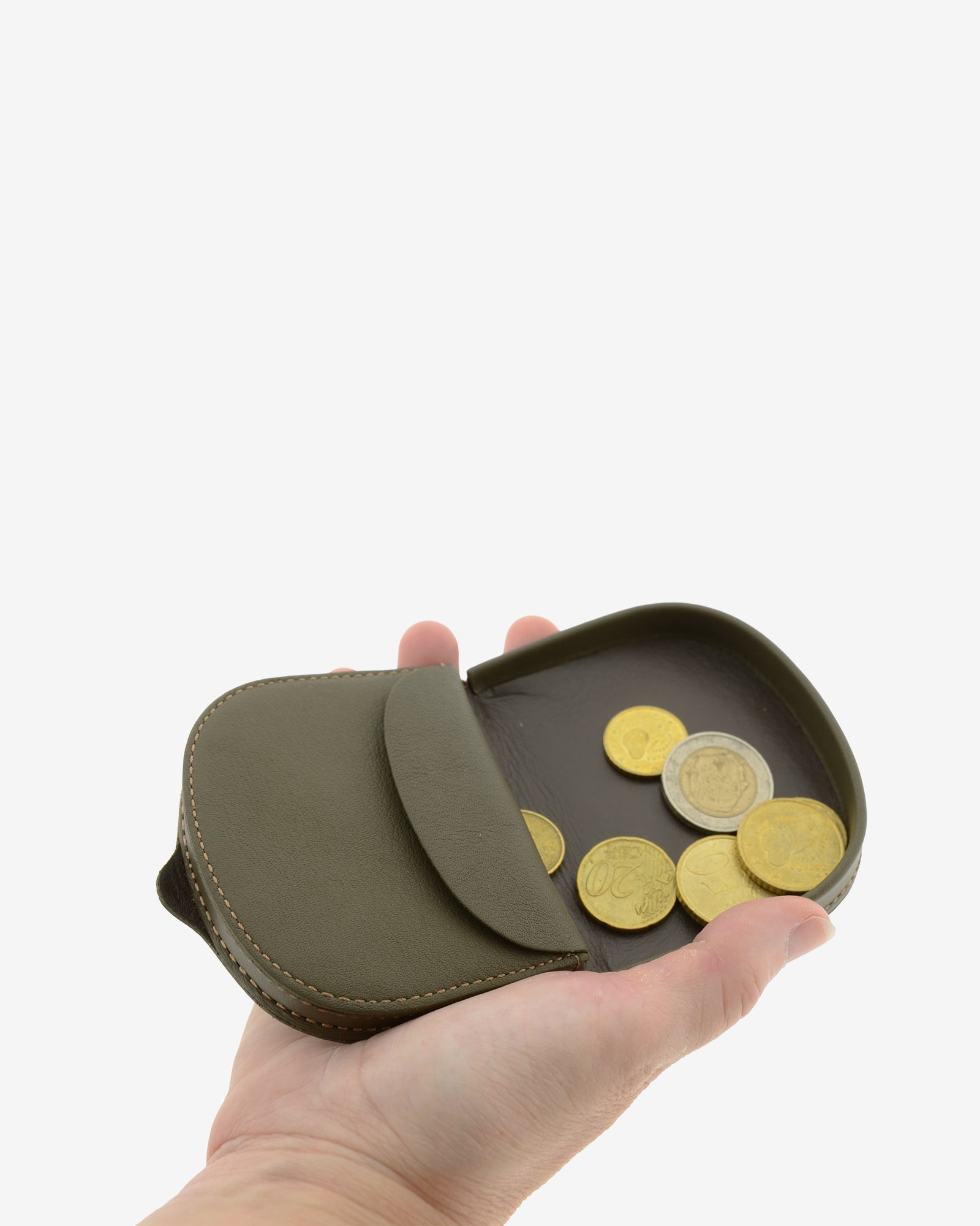 Monedero taco 8101 en color verde, interior abierto en mano con monedas