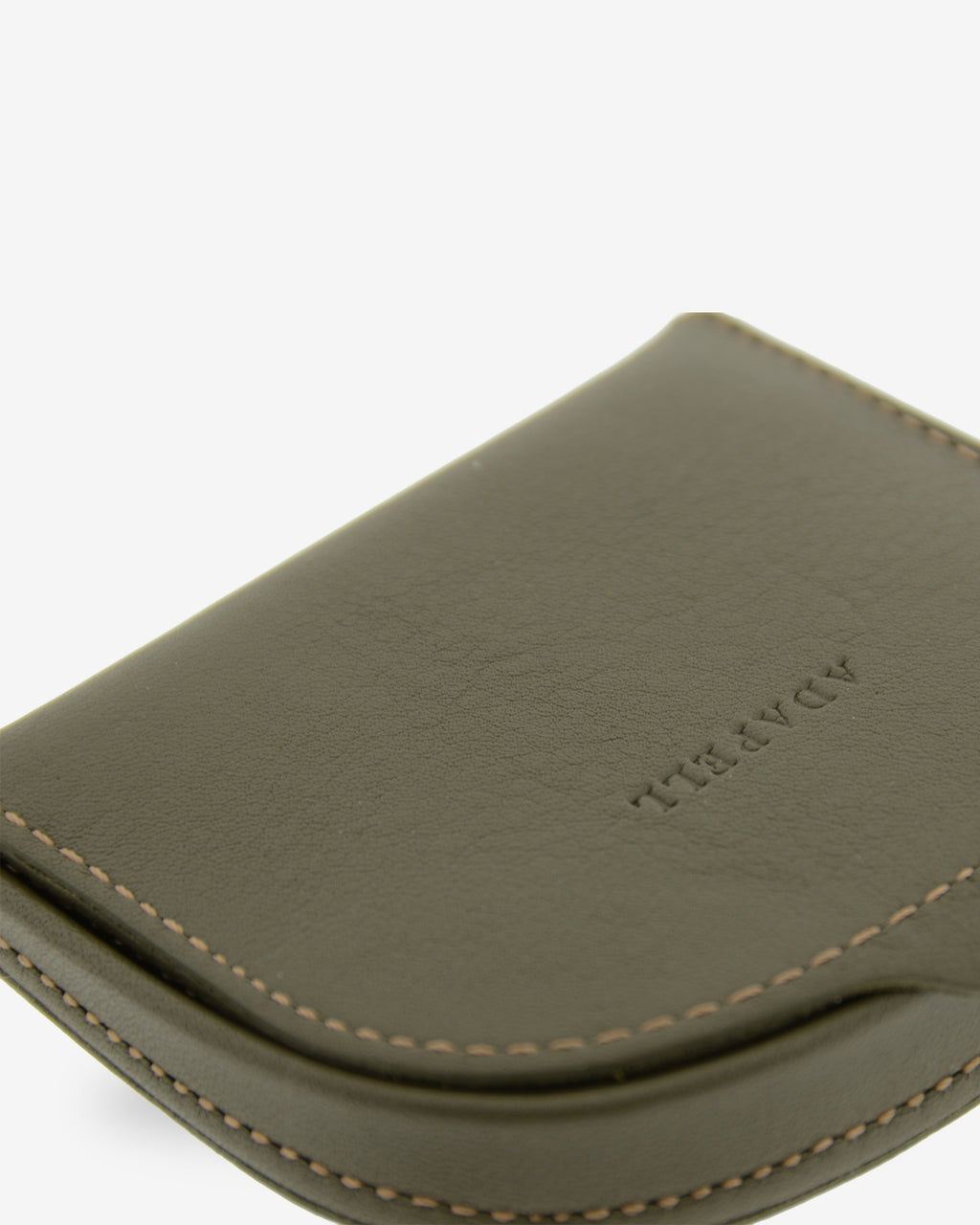 Monedero taco 8101 en color verde, vista detalle frontal tumbado con logo Adapell grabado