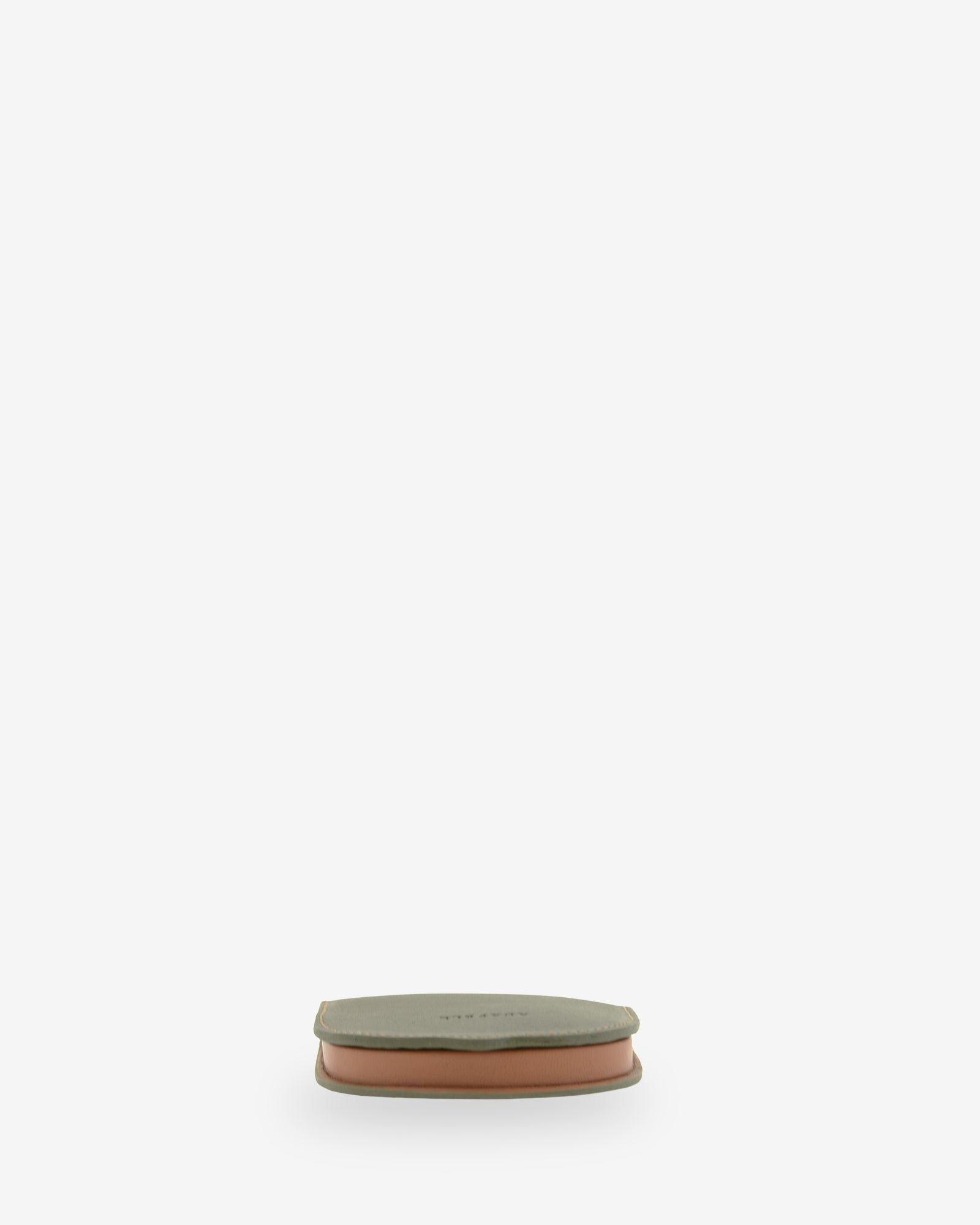 Monedero embutido 8102 en color verde, tumbado mostrando el perfil inferior