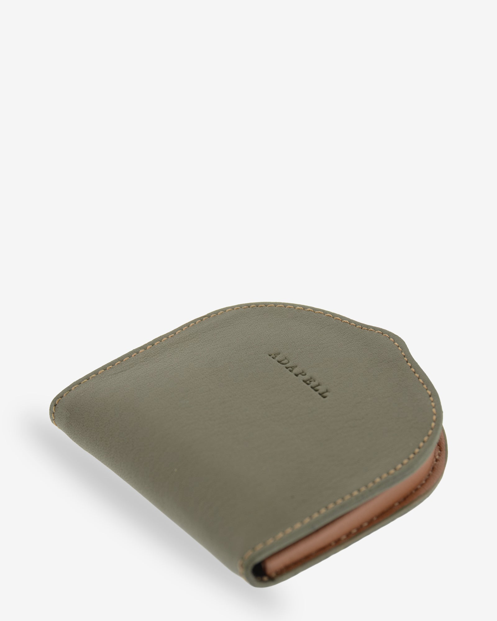 Monedero embutido 8102 en color verde, vista tres cuartos frontal tumbado con logo Adapell grabado