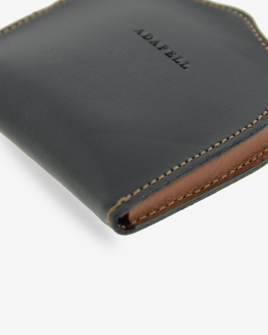 Detalle frontal del monedero taco embutido 8102 en negro y cuero con logo Adapell grabado