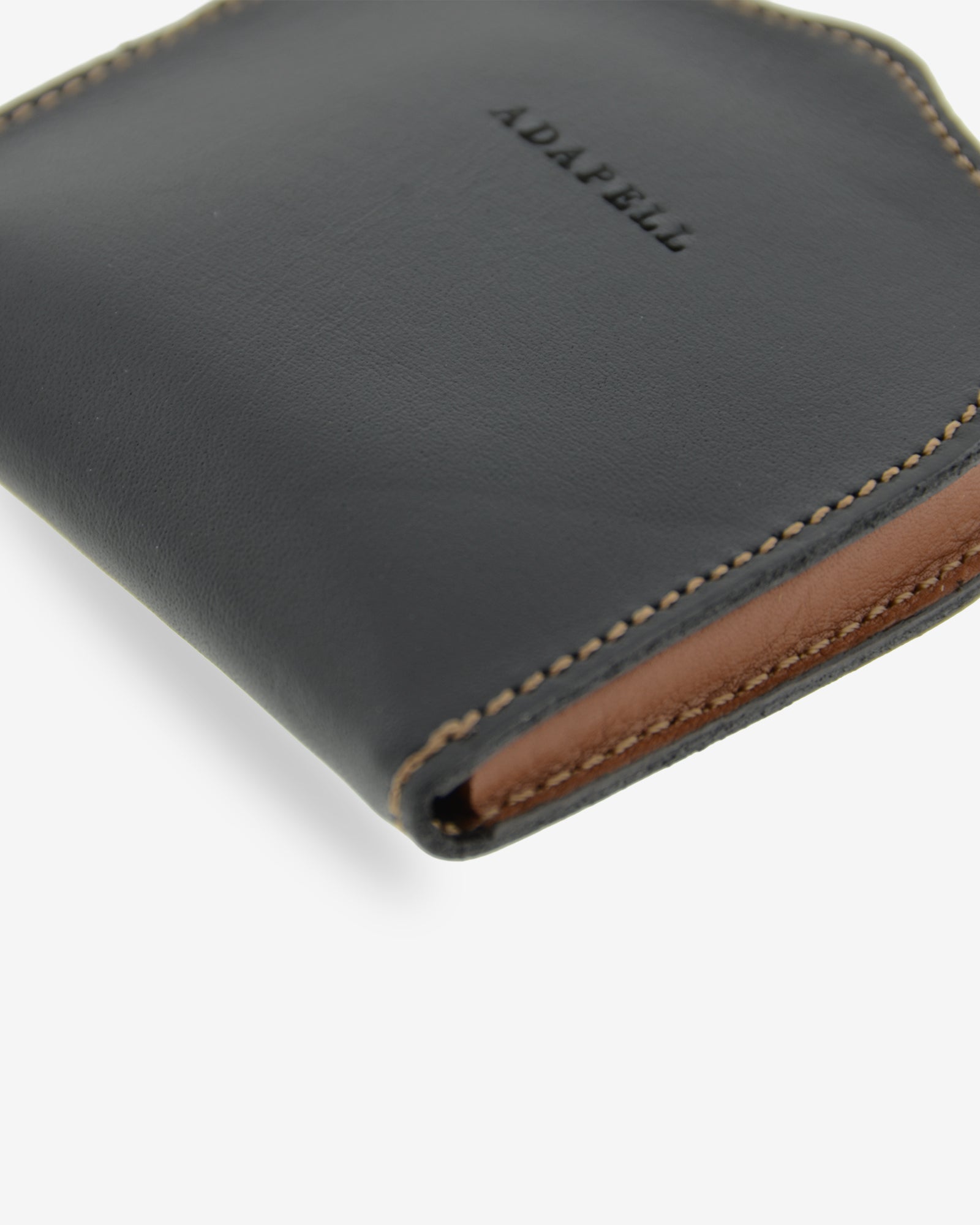Detalle frontal del monedero taco embutido 8102 en negro y cuero con logo Adapell grabado