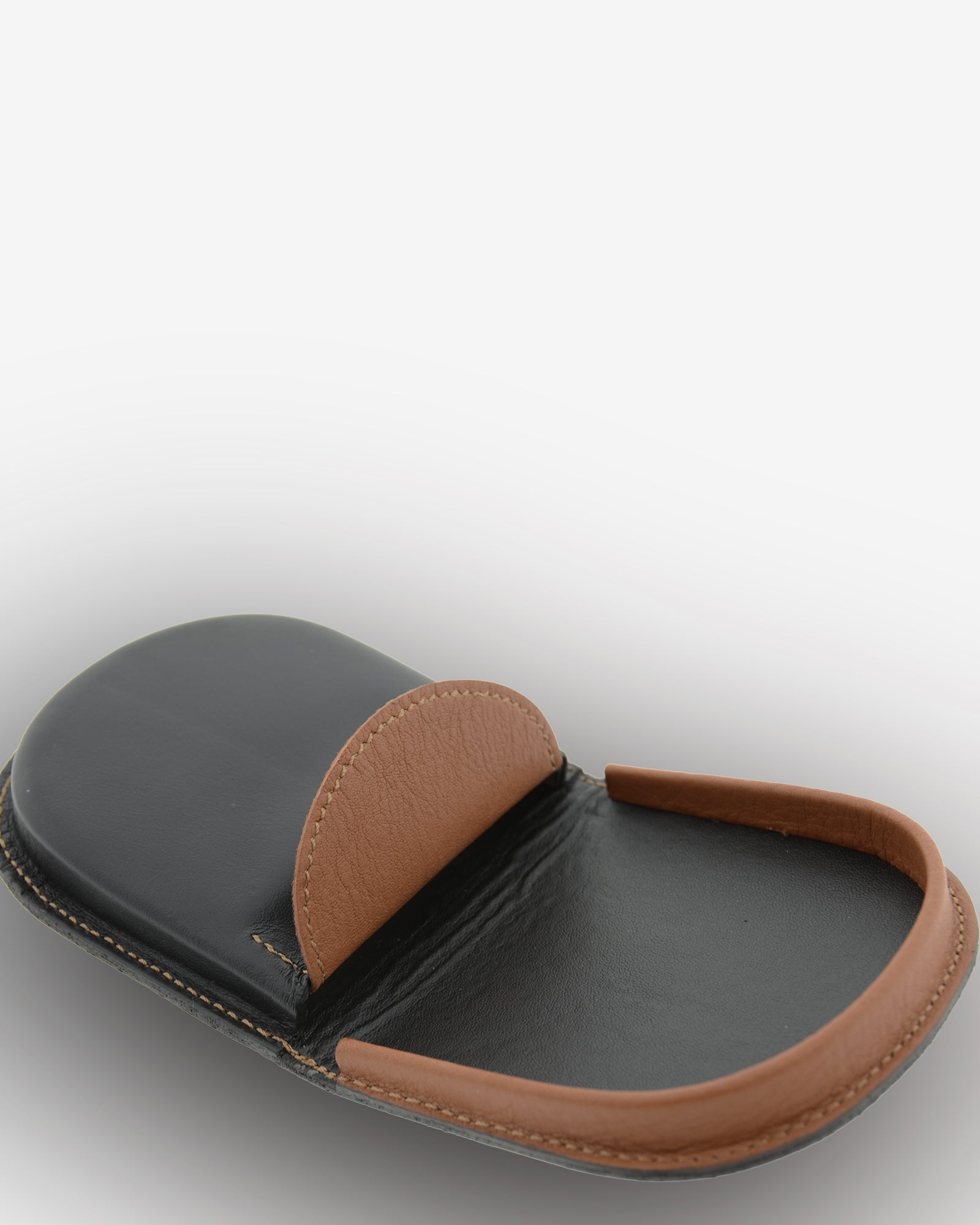 Monedero taco embutido 8102 en negro y cuero, detalle interior abierto