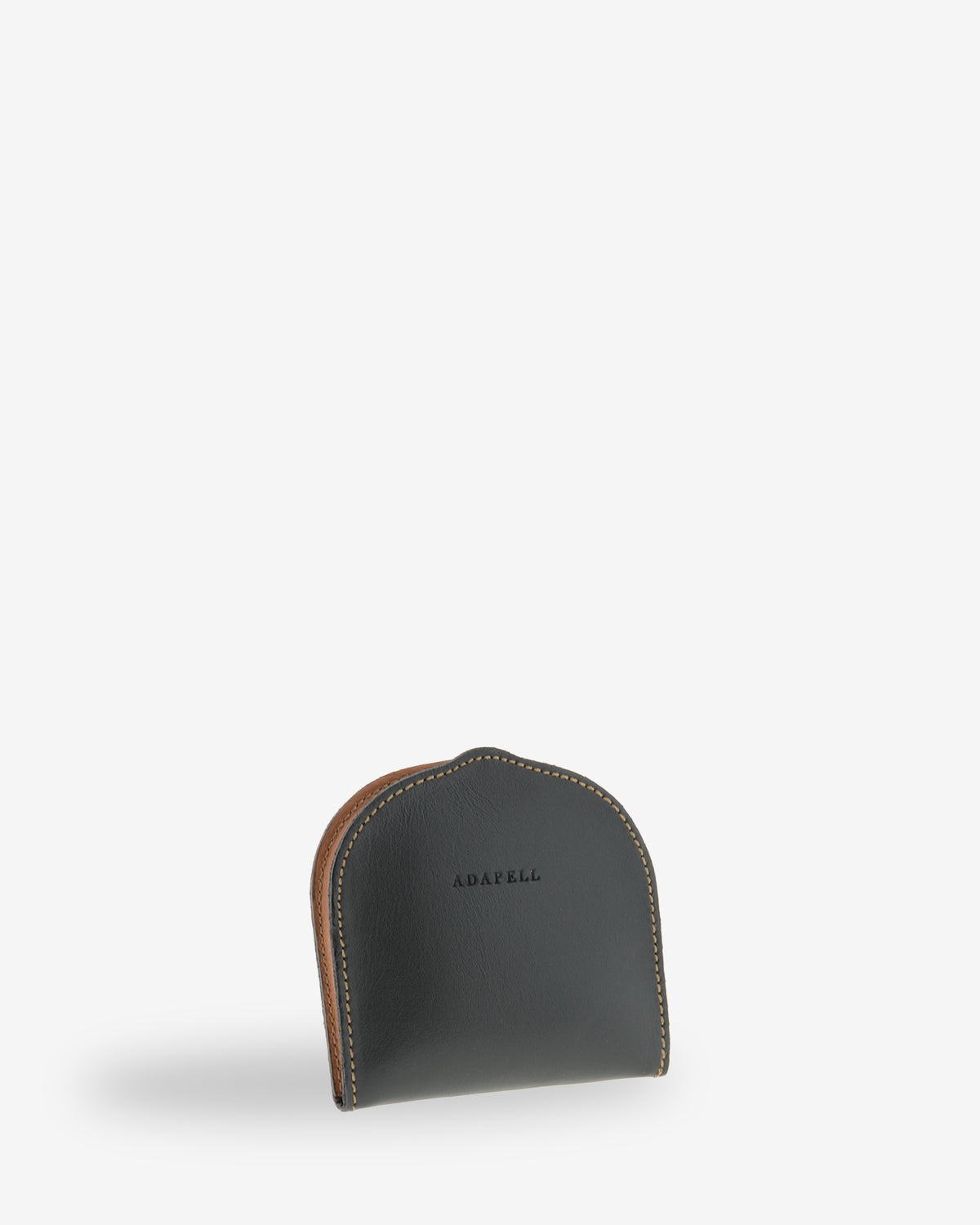 Monedero taco embutido 8102 en negro y cuero, vista tres cuartos frontal con logo Adapell grabado