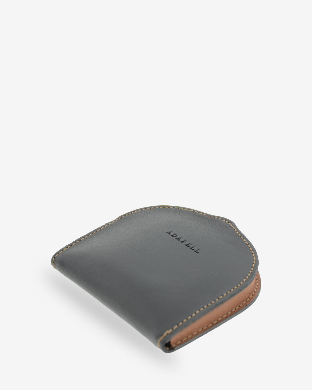Monedero taco embutido 8102 en negro y cuero, vista tres cuartos frontal tumbado con logo Adapell grabado