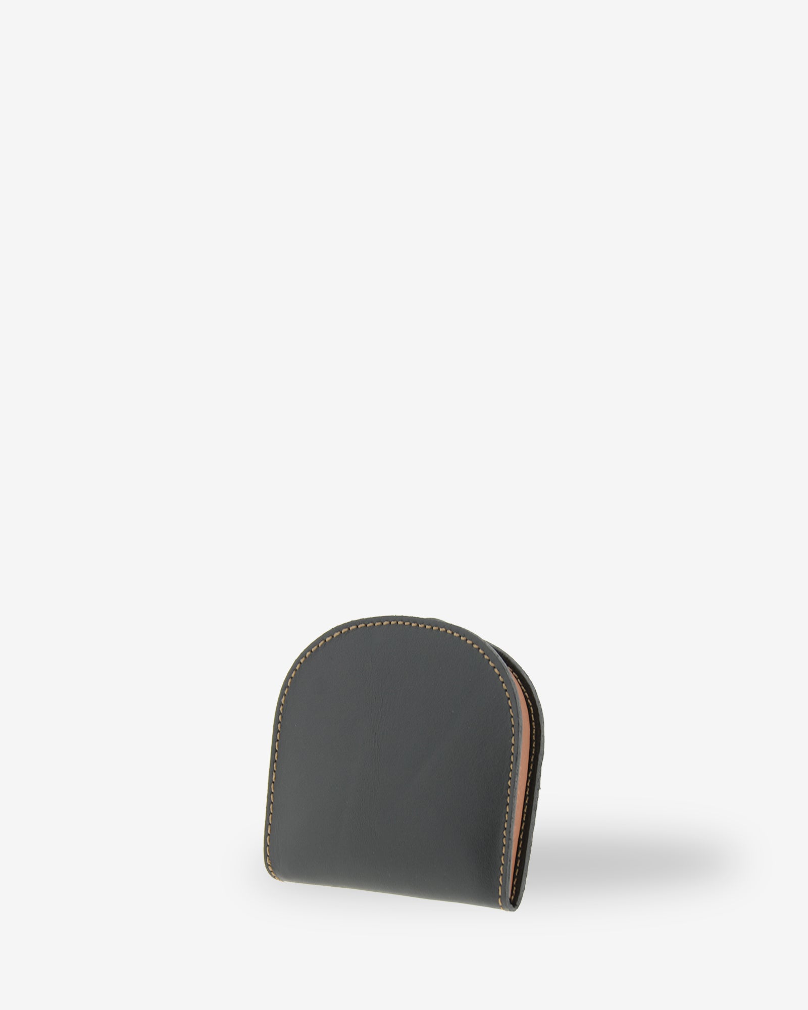 Monedero taco embutido 8102 en negro y cuero, vista tres cuartos posterior
