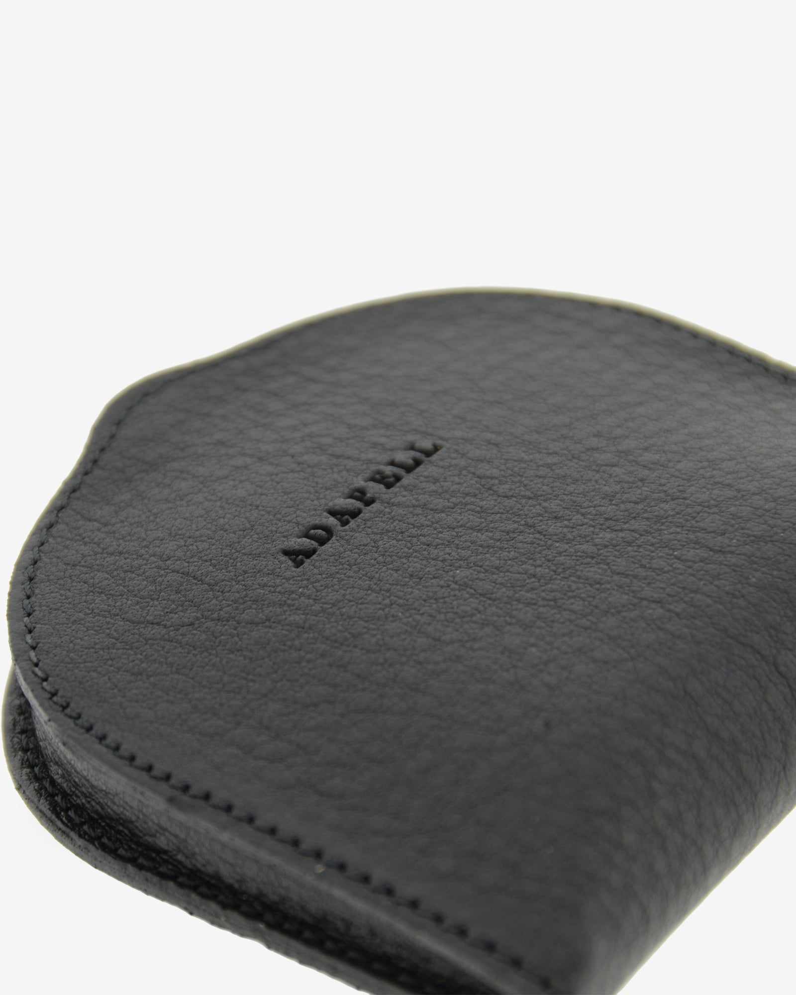 Detalle frontal del monedero taco embutido 8102 en color negro con logo Adapell grabado