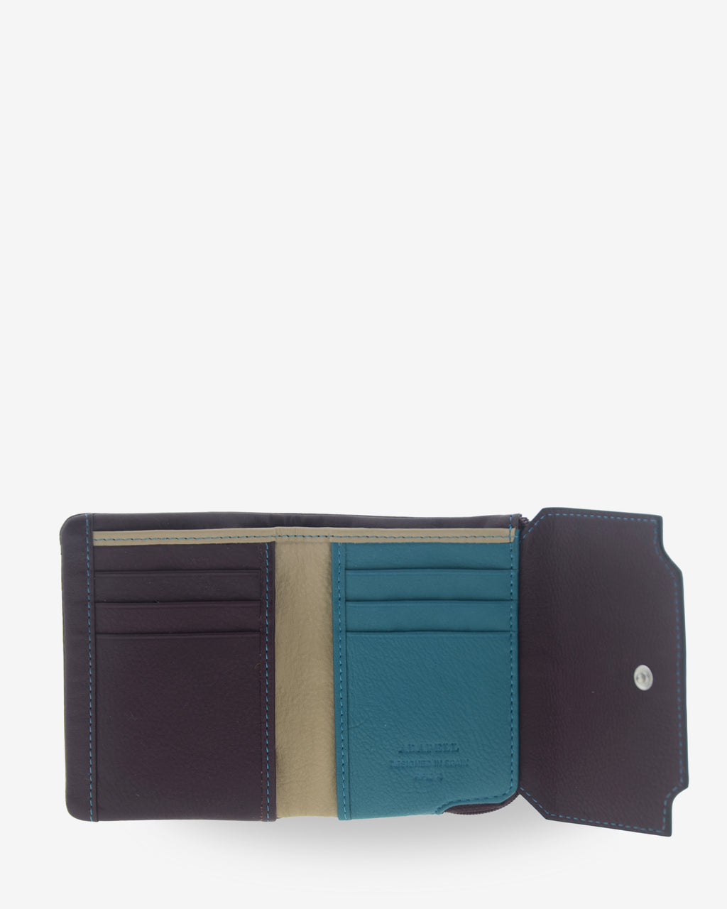 Interior abierto de la cartera pequeña de mujer Atelier en color Berenjena, con 6 ranuras para tarjetas, compartimentos interiores y cierre de solapa con botón a presión.