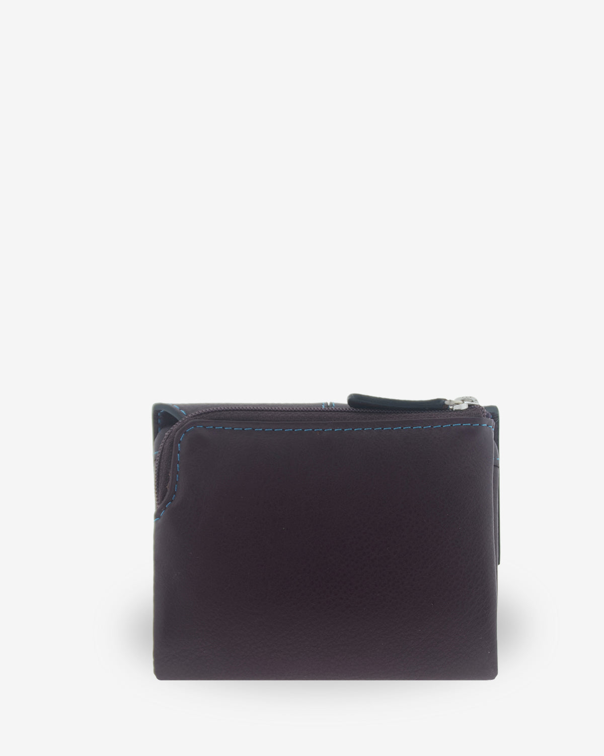 Cartera pequeña de mujer Atelier en color Berenjena, vista trasera con monedero exterior de cremallera, pespuntes de contraste y acabado en piel extra suave.