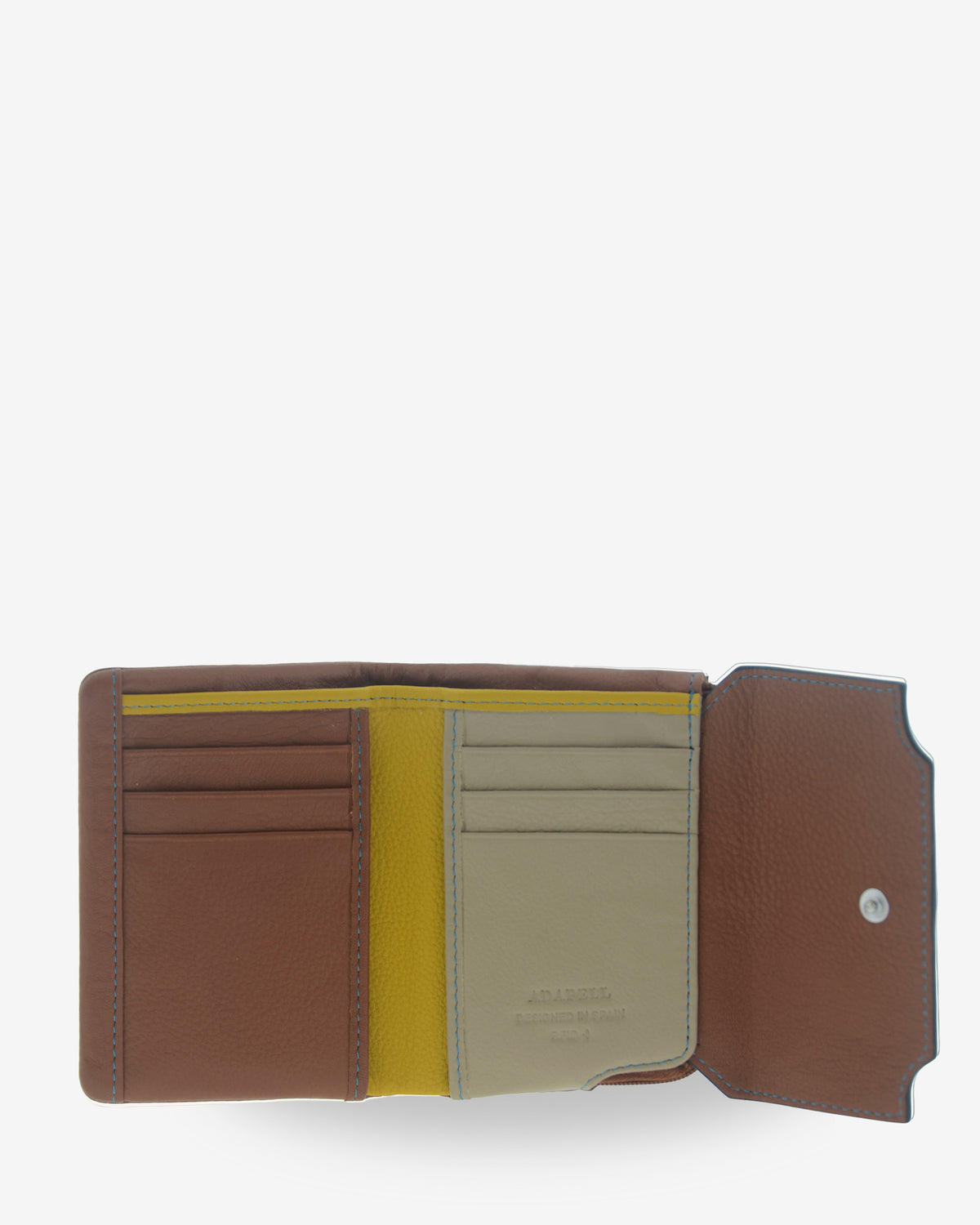 Interior abierto de la cartera pequeña de mujer Atelier en color Caramel, con 6 ranuras para tarjetas, compartimentos interiores y cierre de solapa con botón a presión.