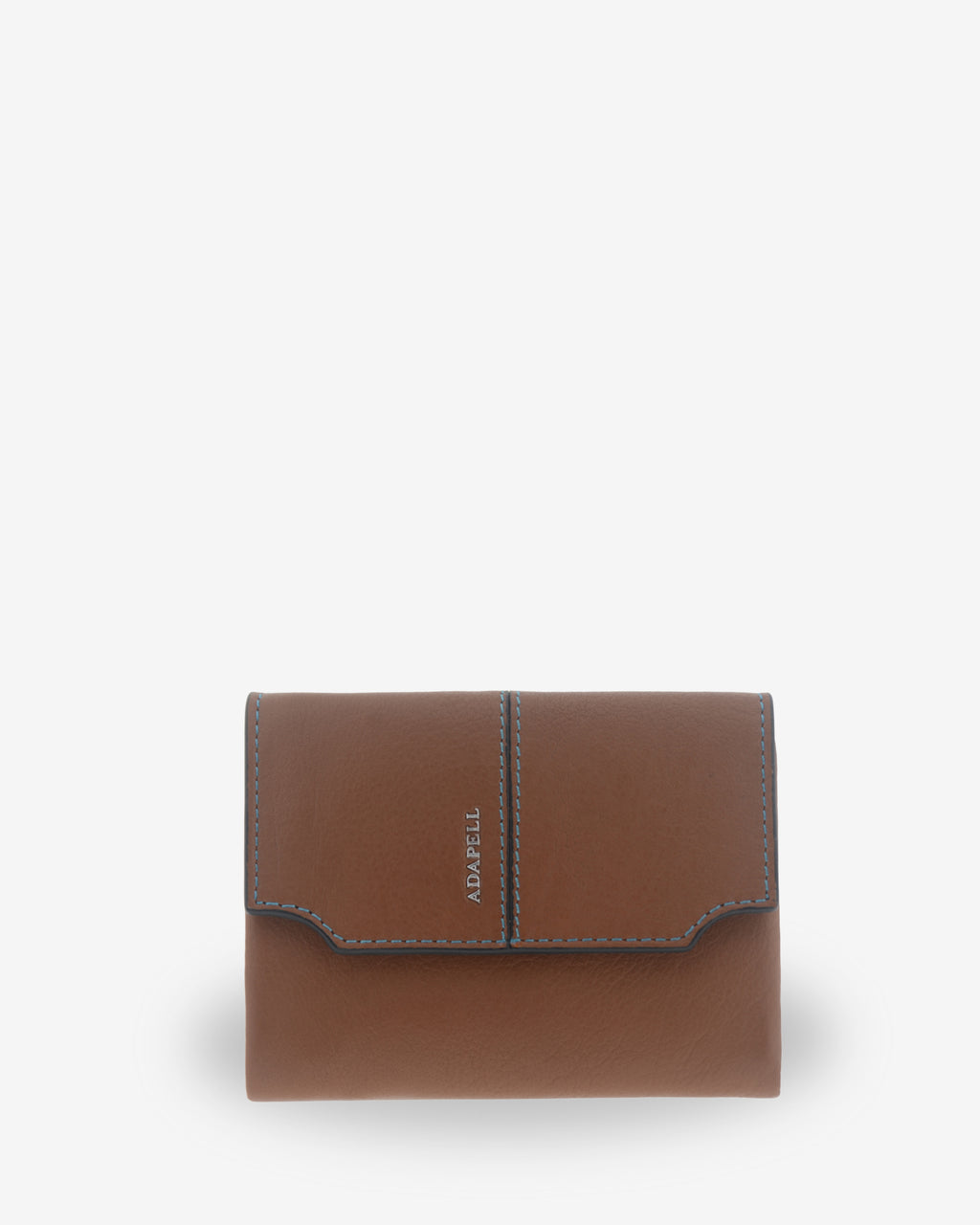 Cartera pequeña de mujer Atelier en color Caramel, vista frontal cerrada con solapa, pespuntes de contraste y logo Adapell.