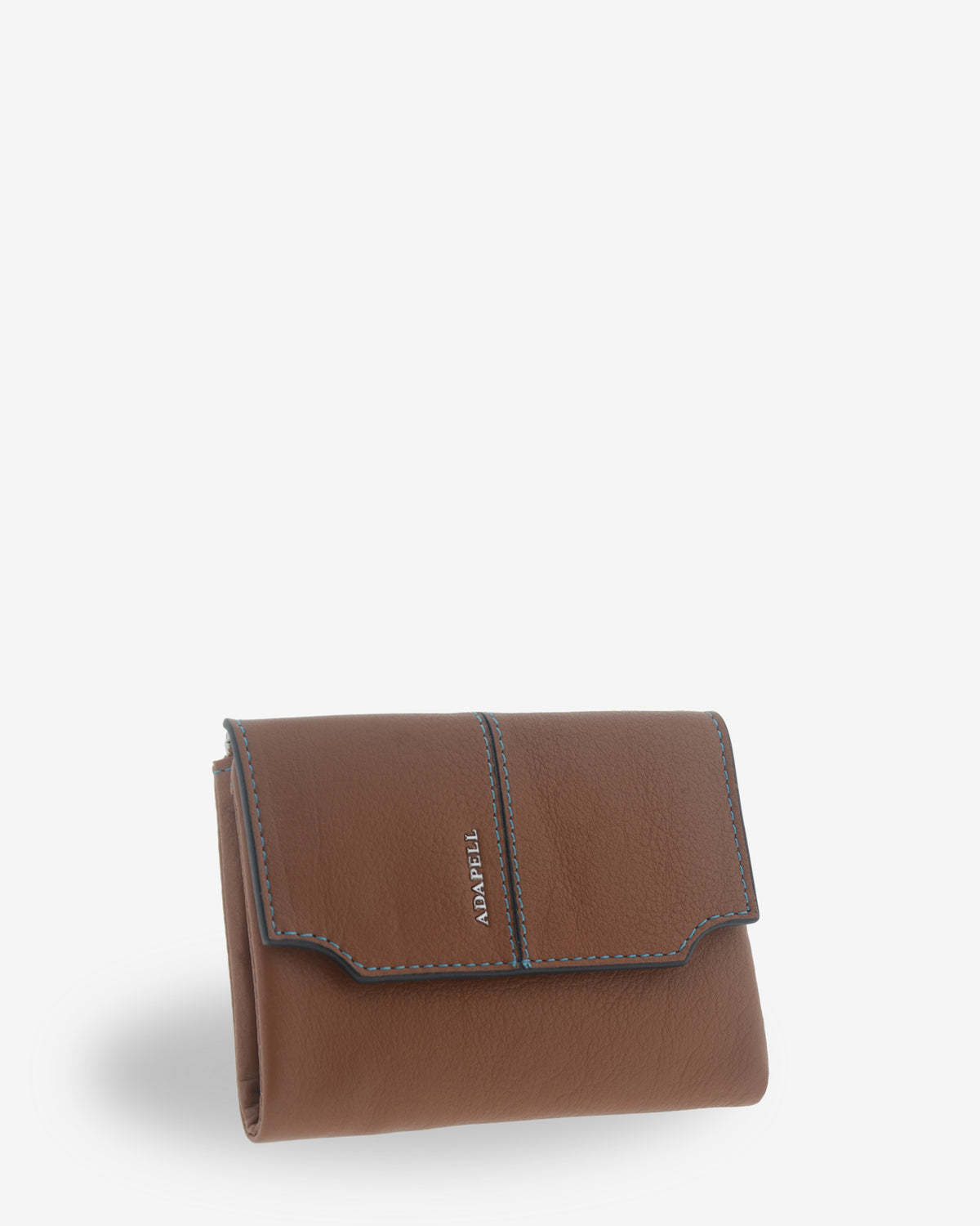 Cartera pequeña de mujer Atelier en color Caramel, vista frontal tres cuartos con solapa, pespuntes de contraste y logo Adapell.