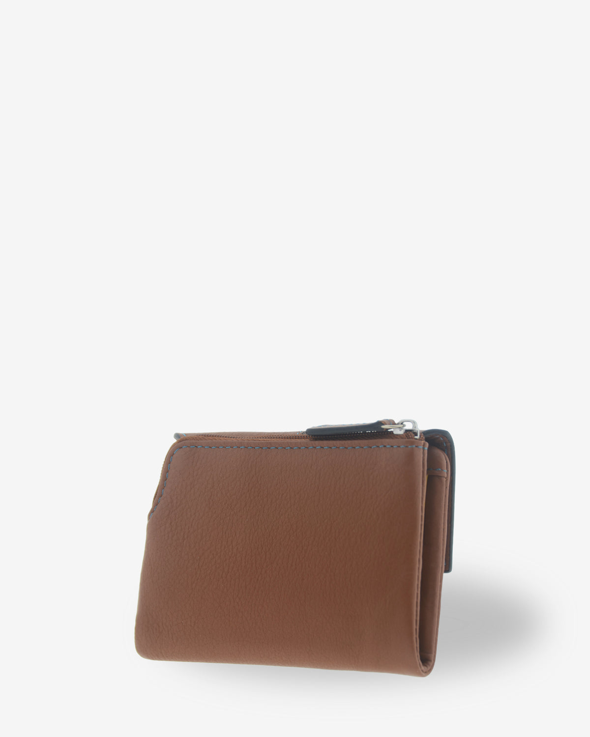 Cartera pequeña de mujer Atelier en color Caramel, vista trasera tres cuartos con monedero exterior de cremallera y estructura flexible.