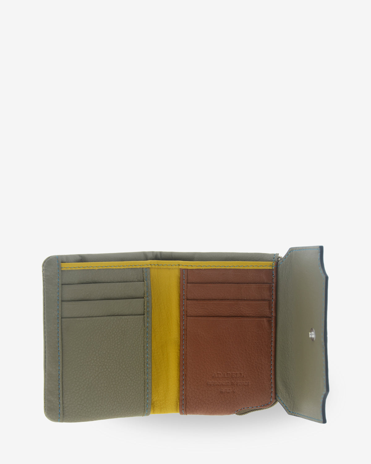 Interior abierto de la cartera pequeña de mujer Atelier en color Verde Musgo, con 6 ranuras para tarjetas, compartimentos interiores y cierre de solapa con botón a presión.