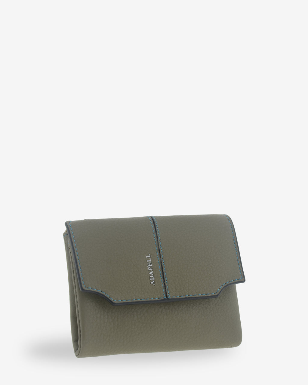 Cartera pequeña de mujer Atelier en color Verde Musgo, vista frontal tres cuartos con solapa, pespuntes de contraste y logo Adapell.