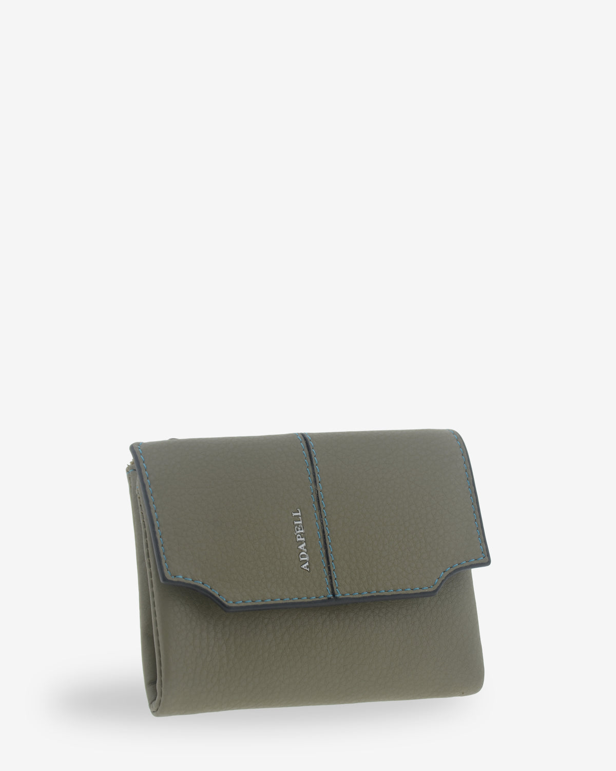 Cartera pequeña de mujer Atelier en color Verde Musgo, vista frontal tres cuartos con solapa, pespuntes de contraste y logo Adapell.