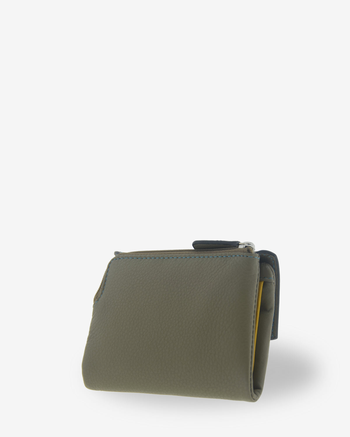 Cartera pequeña de mujer Atelier en color Verde Musgo, vista trasera tres cuartos con monedero exterior de cremallera y estructura flexible.