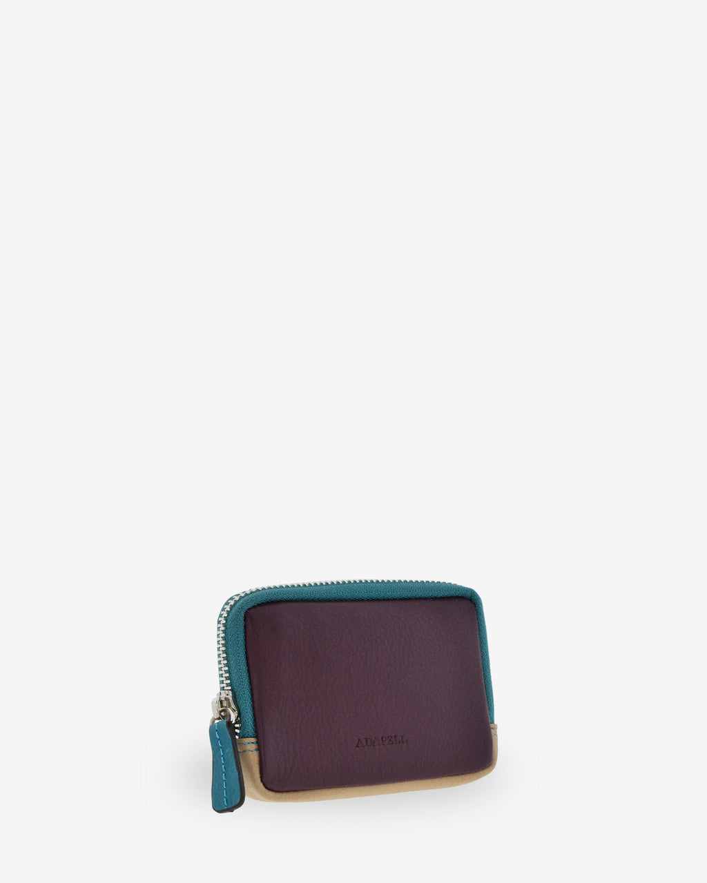 Monedero de mujer Atelier en color Berenjena, vista frontal tres cuartos con cierre perimetral de cremallera, detalles en tonos de contraste y logo Adapell grabado.