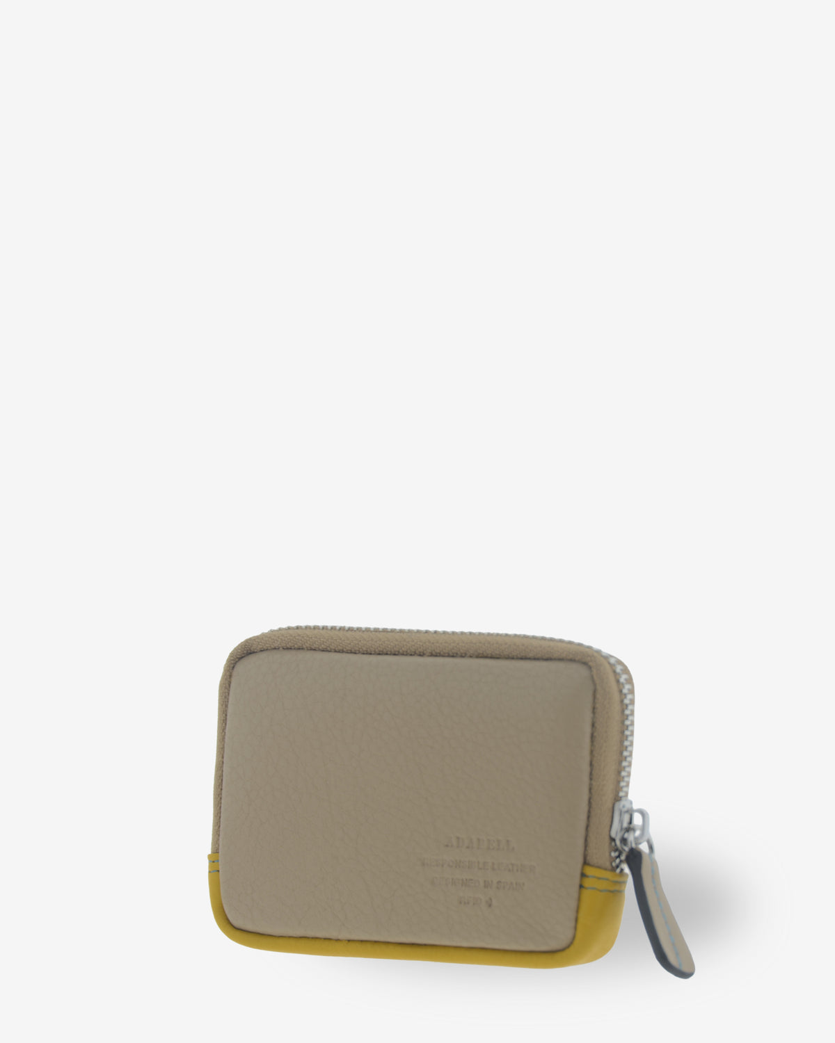 Monedero de mujer Atelier en color Caramel, vista trasera tres cuartos con panel de piel en contraste, cierre de cremallera y tirador de piel.