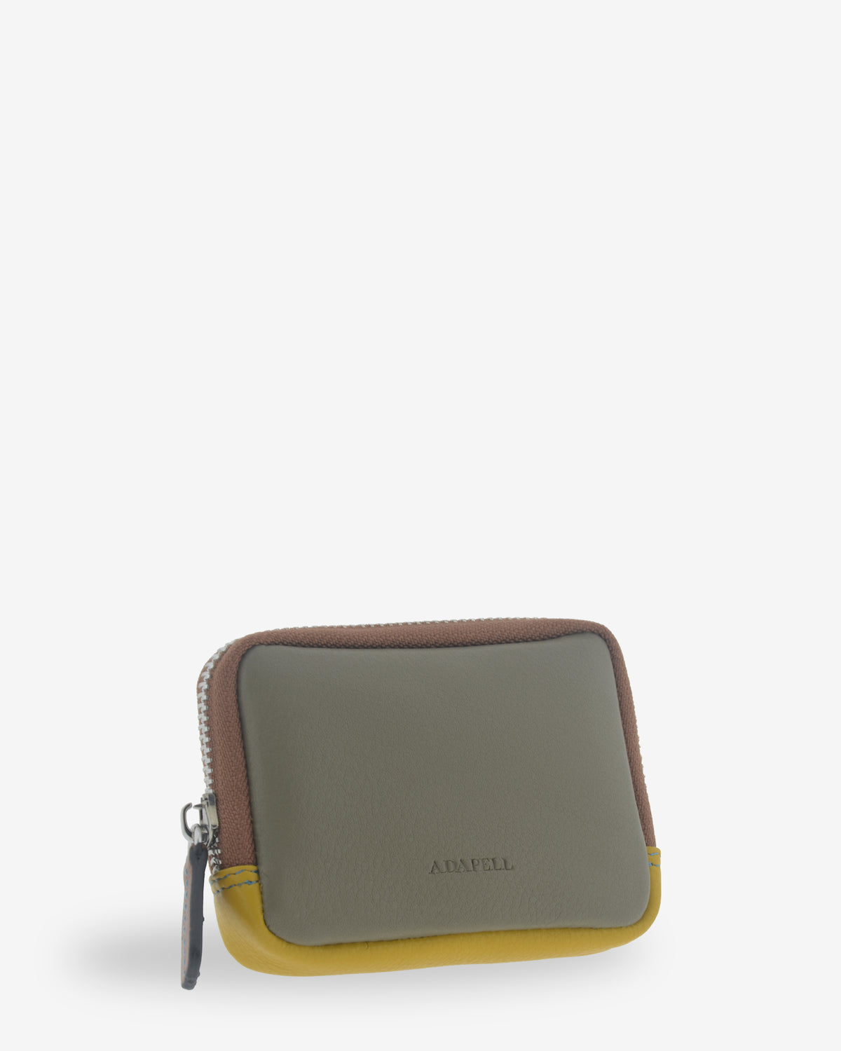 Monedero de mujer Atelier en color Verde Musgo, vista frontal tres cuartos con cierre perimetral de cremallera, combinación de tonos y logo Adapell grabado.