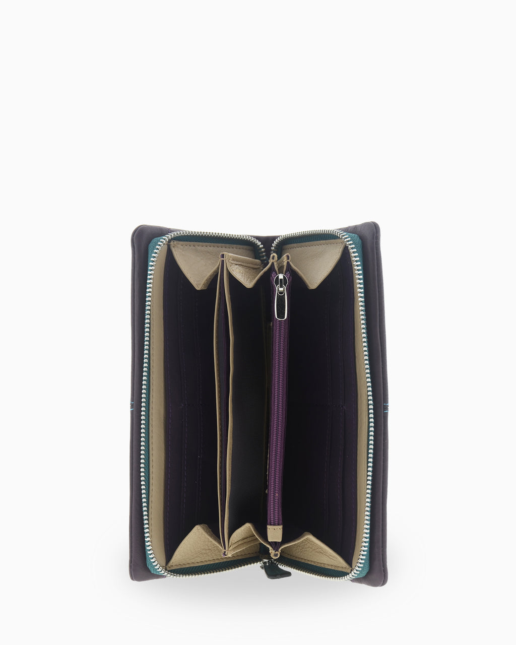 Interior abierto de la cartera grande de mujer Atelier en color Berenjena, con ranuras para tarjetas a ambos lados, varios compartimentos y monedero central con cremallera.