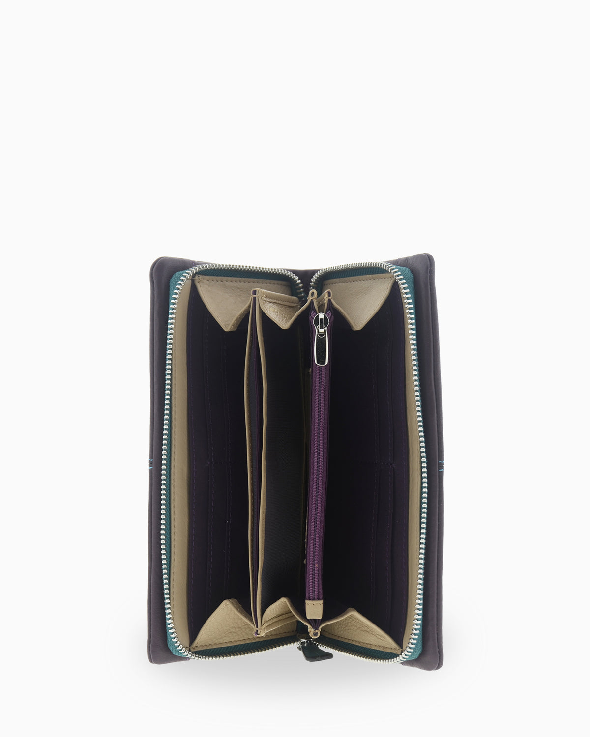 Interior abierto de la cartera grande de mujer Atelier en color Berenjena, con ranuras para tarjetas a ambos lados, varios compartimentos y monedero central con cremallera.