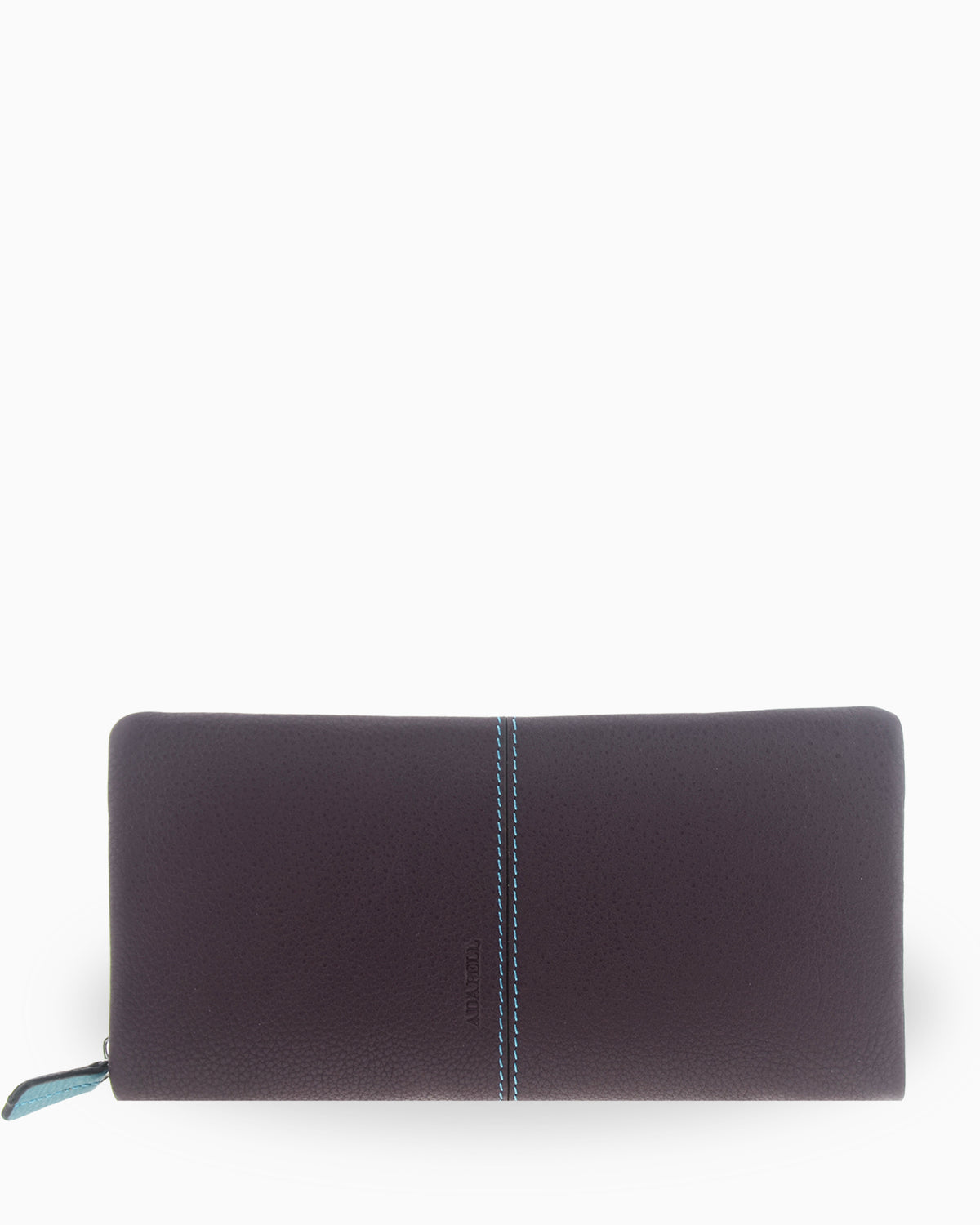Cartera grande de mujer Atelier en color Berenjena, vista frontal cerrada con pespunte vertical de contraste y logo Adapell grabado en la piel.