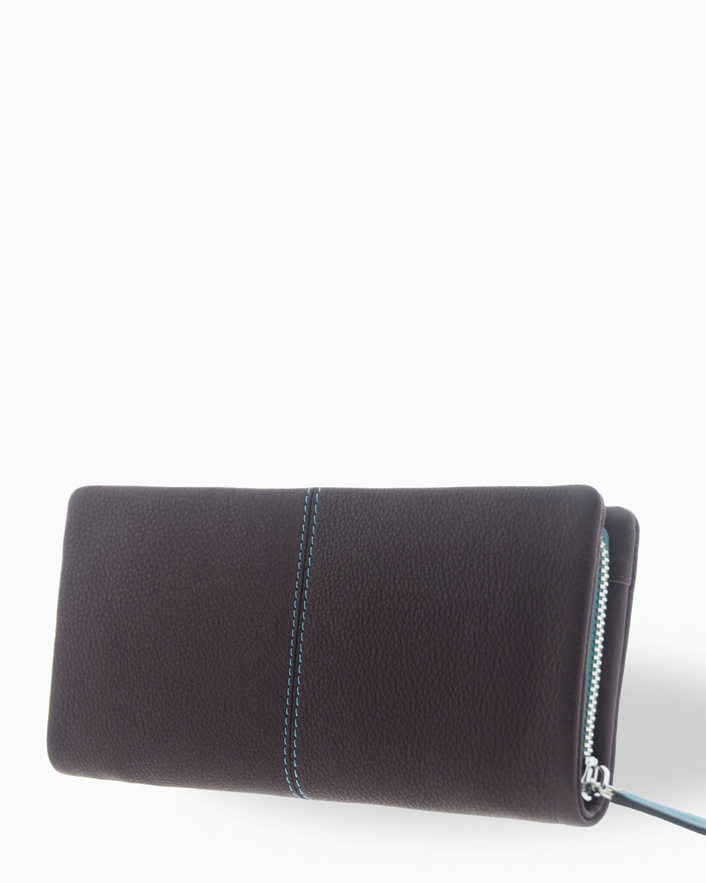 Cartera grande de mujer Atelier en color Berenjena, vista trasera tres cuartos con piel de textura suave, pespunte central de contraste y cremallera perimetral.