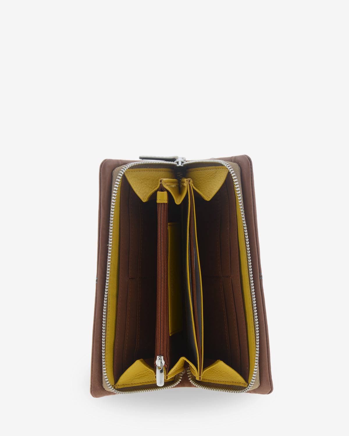 Interior abierto de la cartera grande de mujer Atelier en color Caramel, con ranuras para tarjetas a ambos lados, varios compartimentos y monedero central con cremallera.