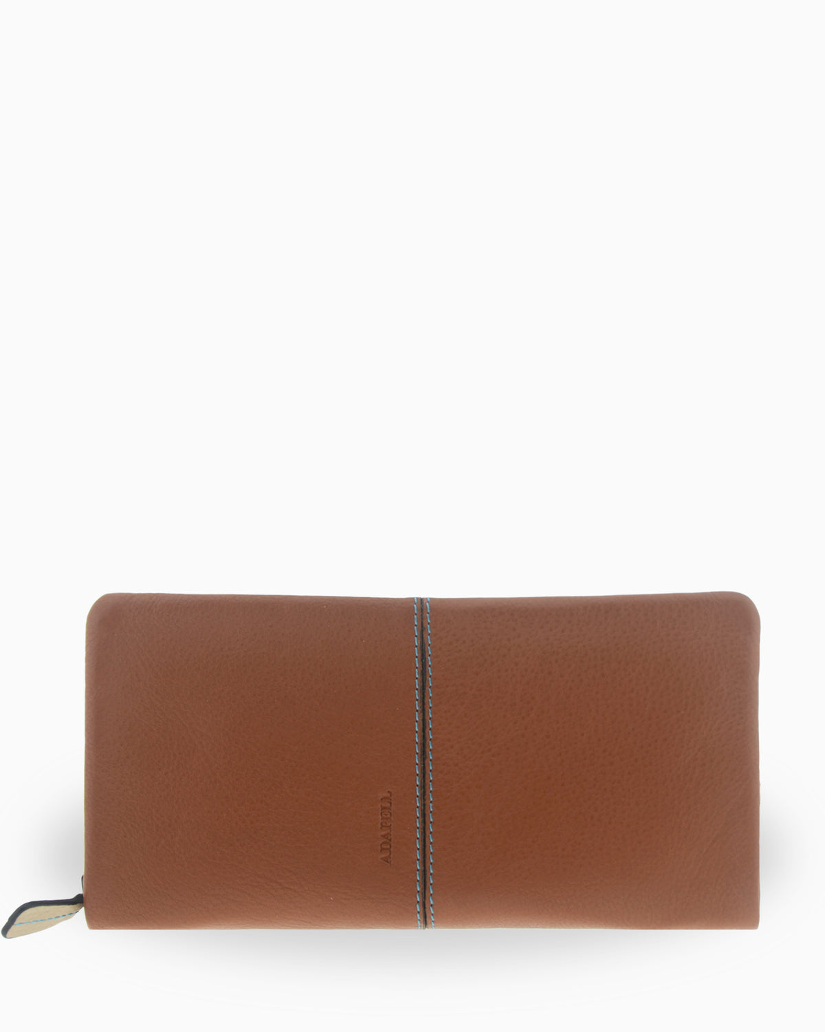 Cartera grande de mujer Atelier en color Caramel, vista frontal cerrada con pespunte vertical de contraste y logo Adapell grabado en la piel.
