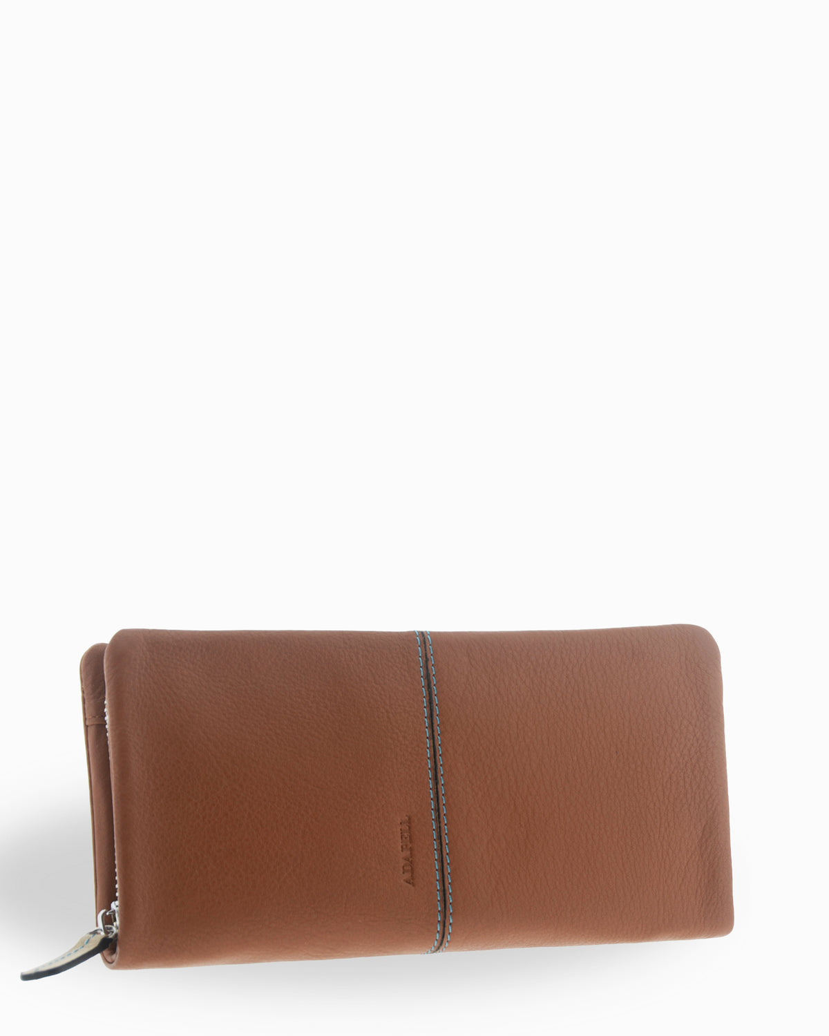 Cartera grande de mujer Atelier en color Caramel, vista frontal tres cuartos con cierre perimetral de cremallera, pespunte de contraste y logo Adapell grabado.