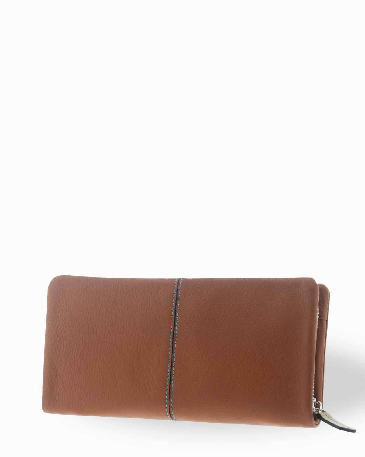 Cartera grande de mujer Atelier en color Caramel, vista trasera tres cuartos con piel de textura suave, pespunte central de contraste y cremallera perimetral.