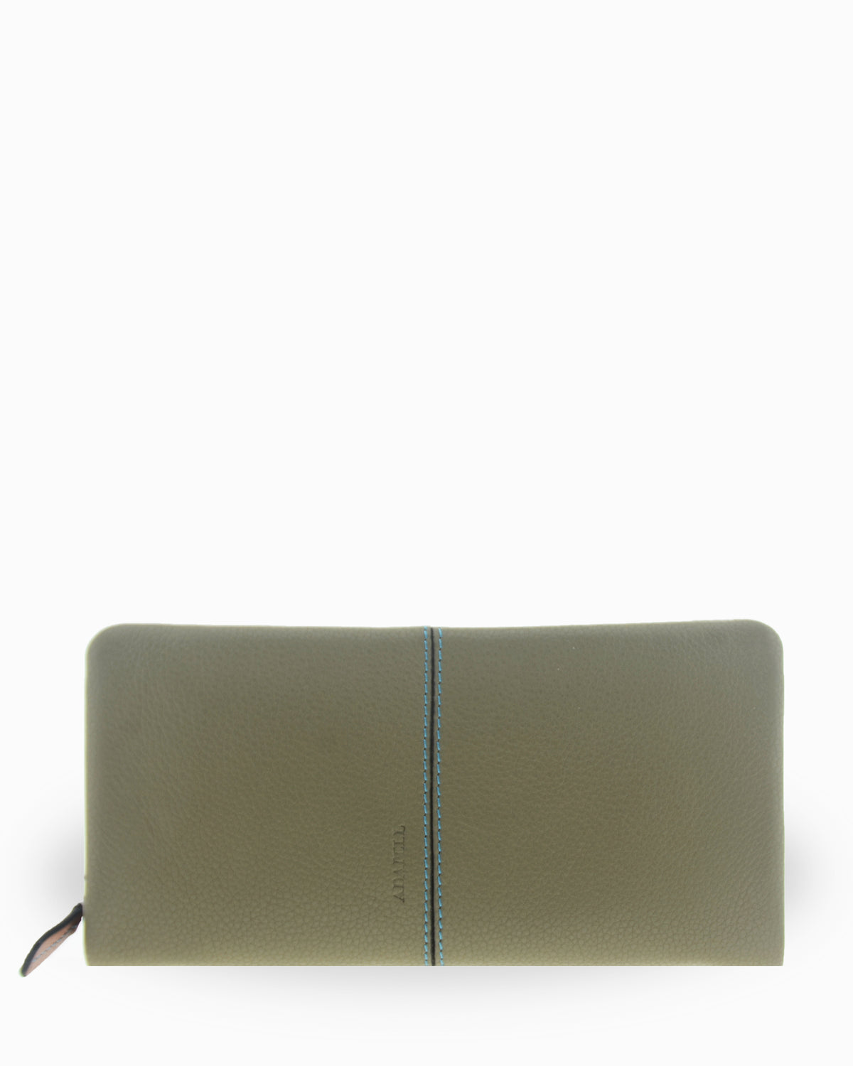 Cartera grande de mujer Atelier en color Verde Musgo, vista frontal cerrada con pespunte vertical de contraste y logo Adapell grabado en la piel.