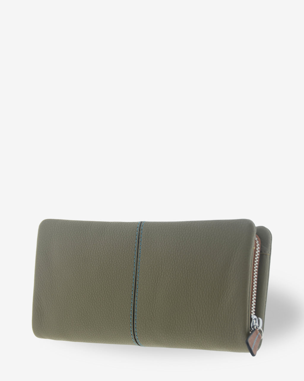 Cartera grande de mujer Atelier en color Verde Musgo, vista trasera tres cuartos con piel de textura suave, pespunte central de contraste y cremallera perimetral.