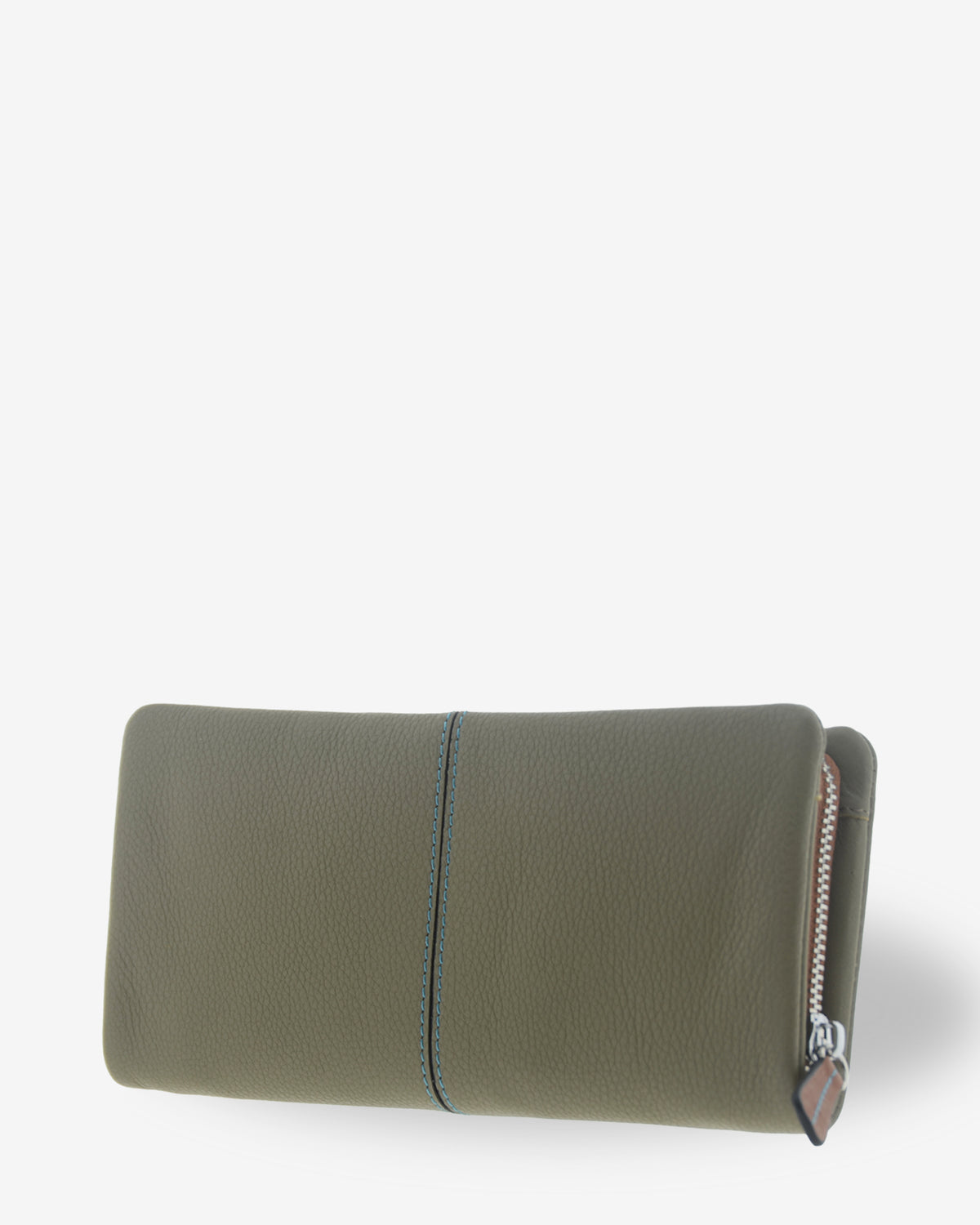 Cartera grande de mujer Atelier en color Verde Musgo, vista trasera tres cuartos con piel de textura suave, pespunte central de contraste y cremallera perimetral.