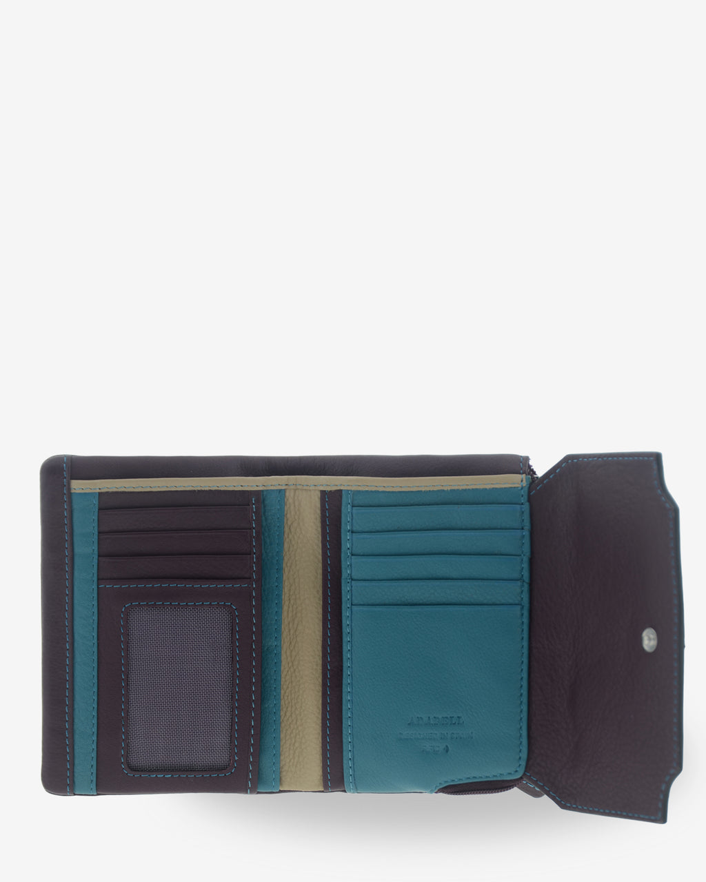Interior abierto de la cartera pequeña de mujer Atelier en color Berenjena, con 15 ranuras para tarjetas, ventana para documento de identidad y organización interior.