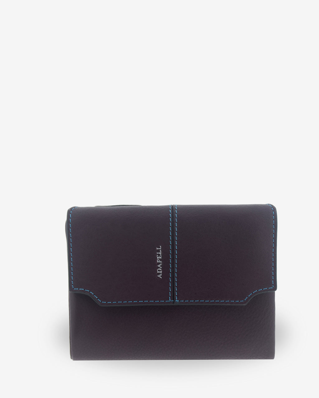 Cartera pequeña de mujer Atelier en color Berenjena, vista frontal cerrada con solapa, pespuntes de contraste y logo Adapell.