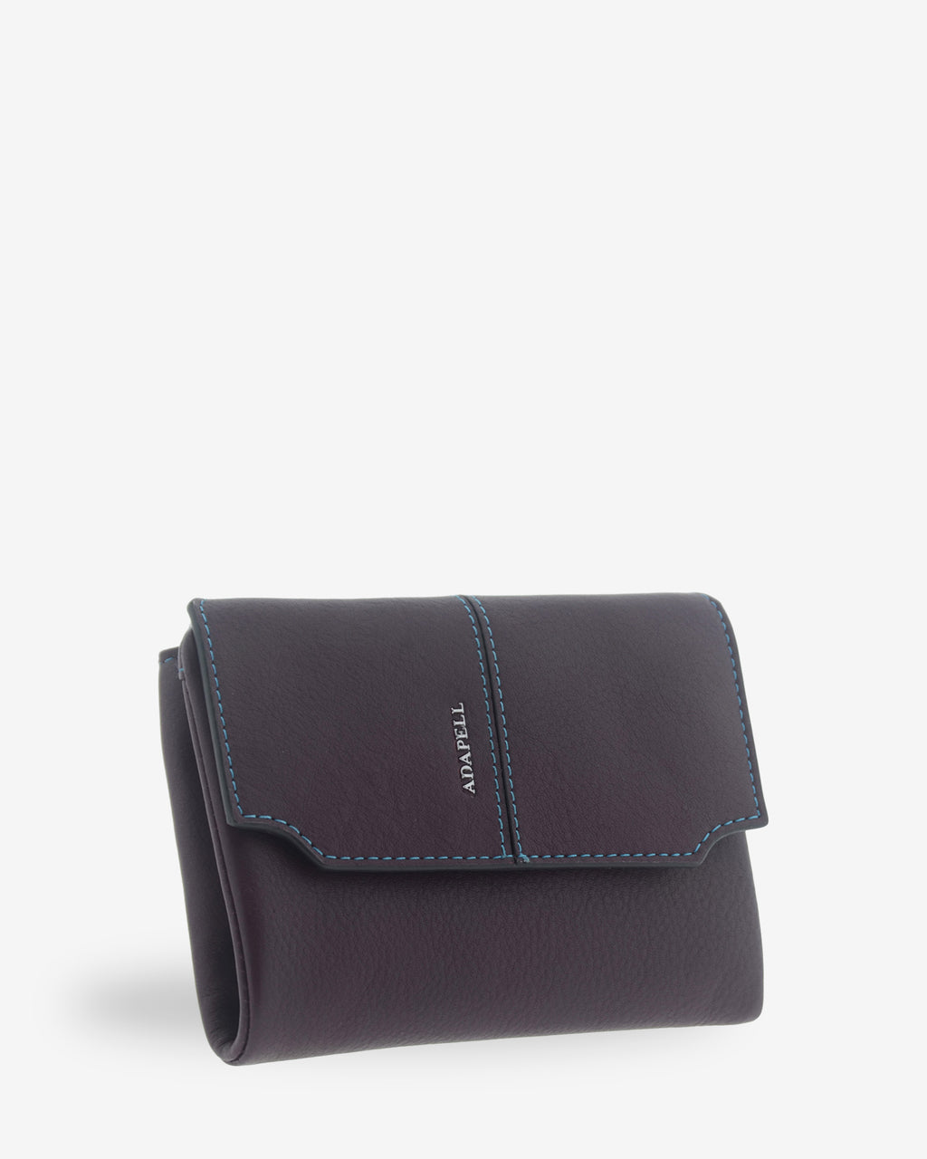 Cartera pequeña de mujer Atelier en color Berenjena, vista frontal tres cuartos con solapa, pespuntes de contraste y logo Adapell metálico.