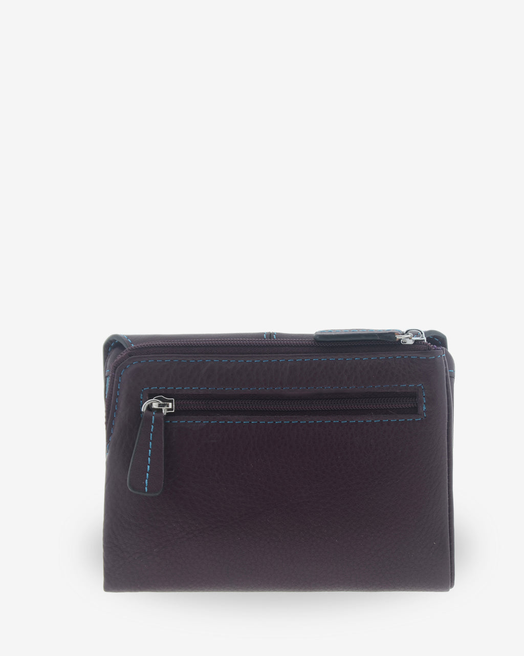 Cartera pequeña de mujer Atelier en color Berenjena, vista trasera con monedero exterior de cremallera y pespuntes de contraste.