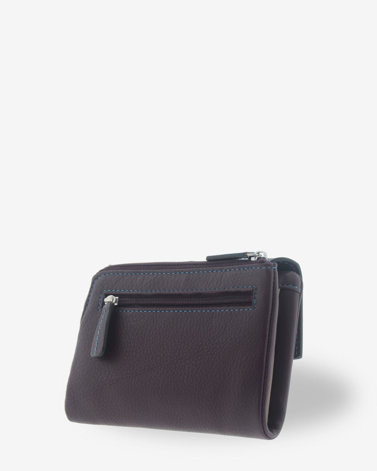 Cartera pequeña de mujer Atelier en color Berenjena, vista trasera tres cuartos mostrando el monedero exterior con cremallera y la estructura flexible.